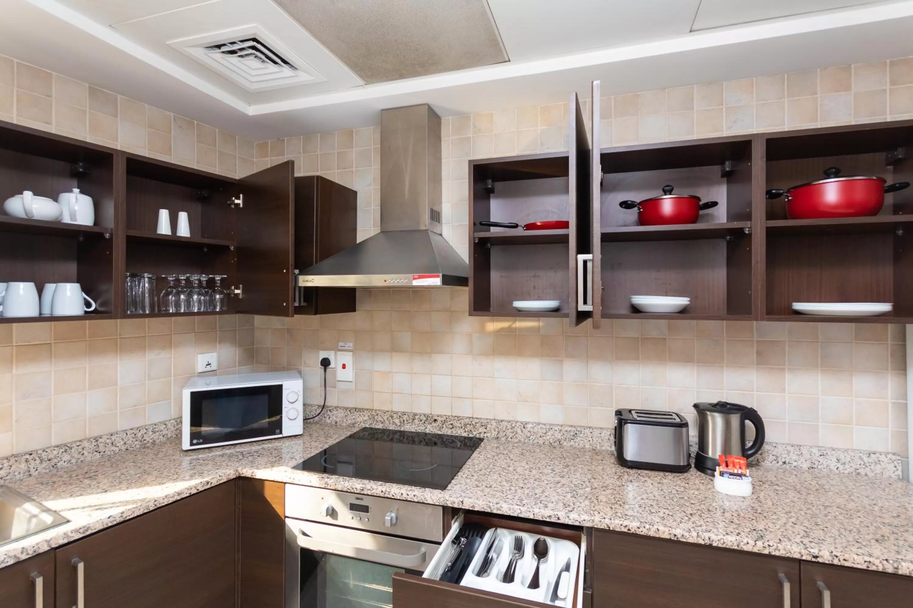Kitchen or kitchenette in Auris Boutique Hotel Apartments, Al Barsha - At The Mall