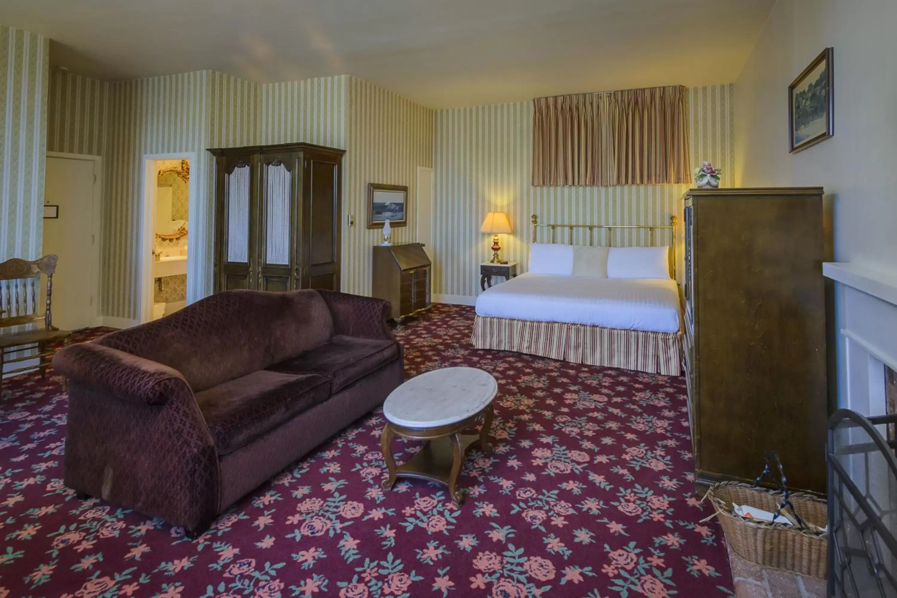 Deluxe King Room in Hill House Inn Deluxe King Room in Hill House Inn