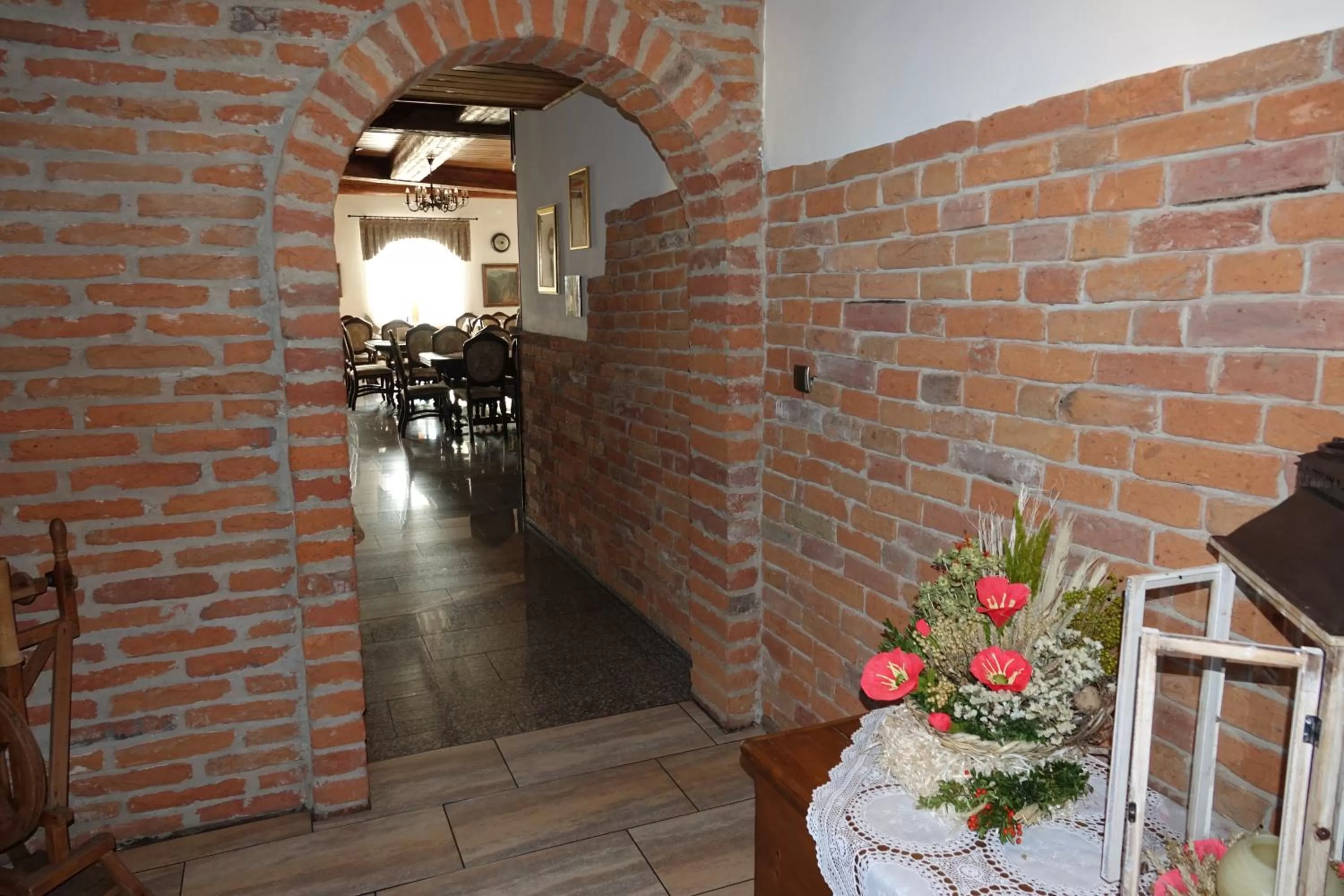 Restaurant/places to eat in Gościniec Dworski w Ropie - Pokoje gościnne