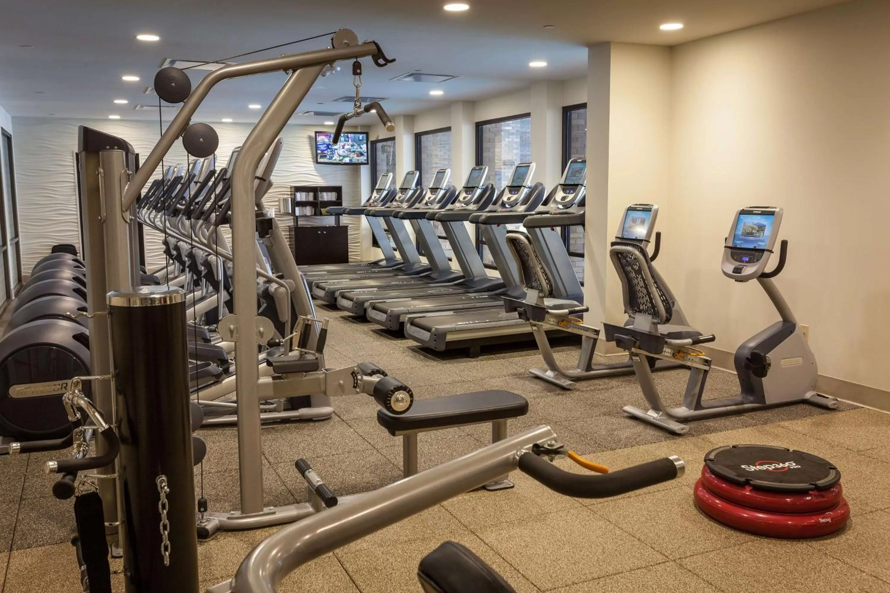 Fitness centre/facilities in DoubleTree by Hilton Pittsburgh-Green Tree