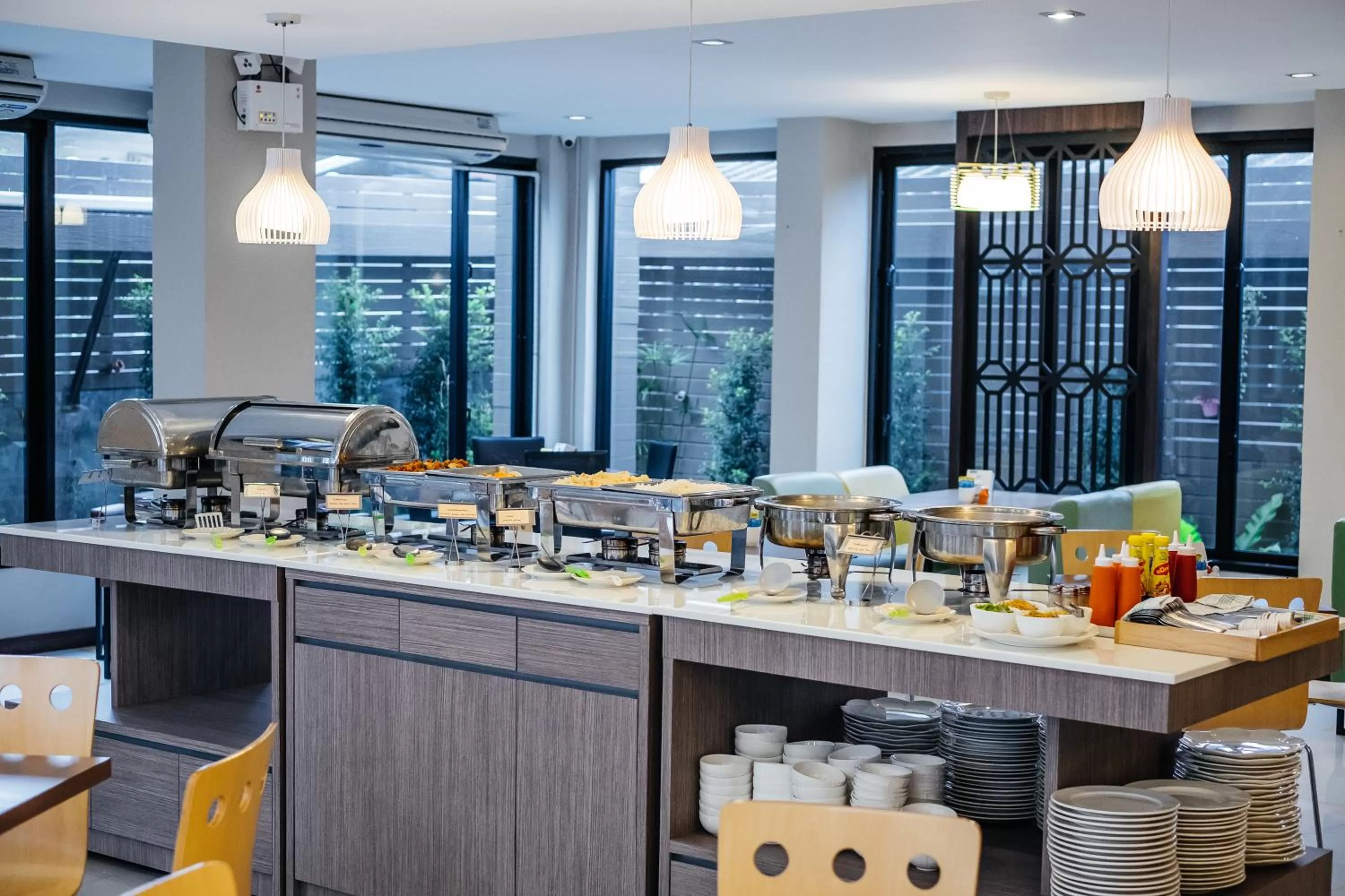 Restaurant/places to eat in De Hug Hotel & Residence