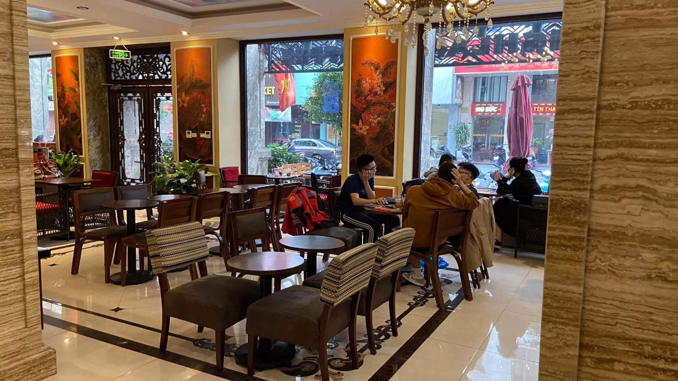 Restaurant/places to eat in Halais Hotel