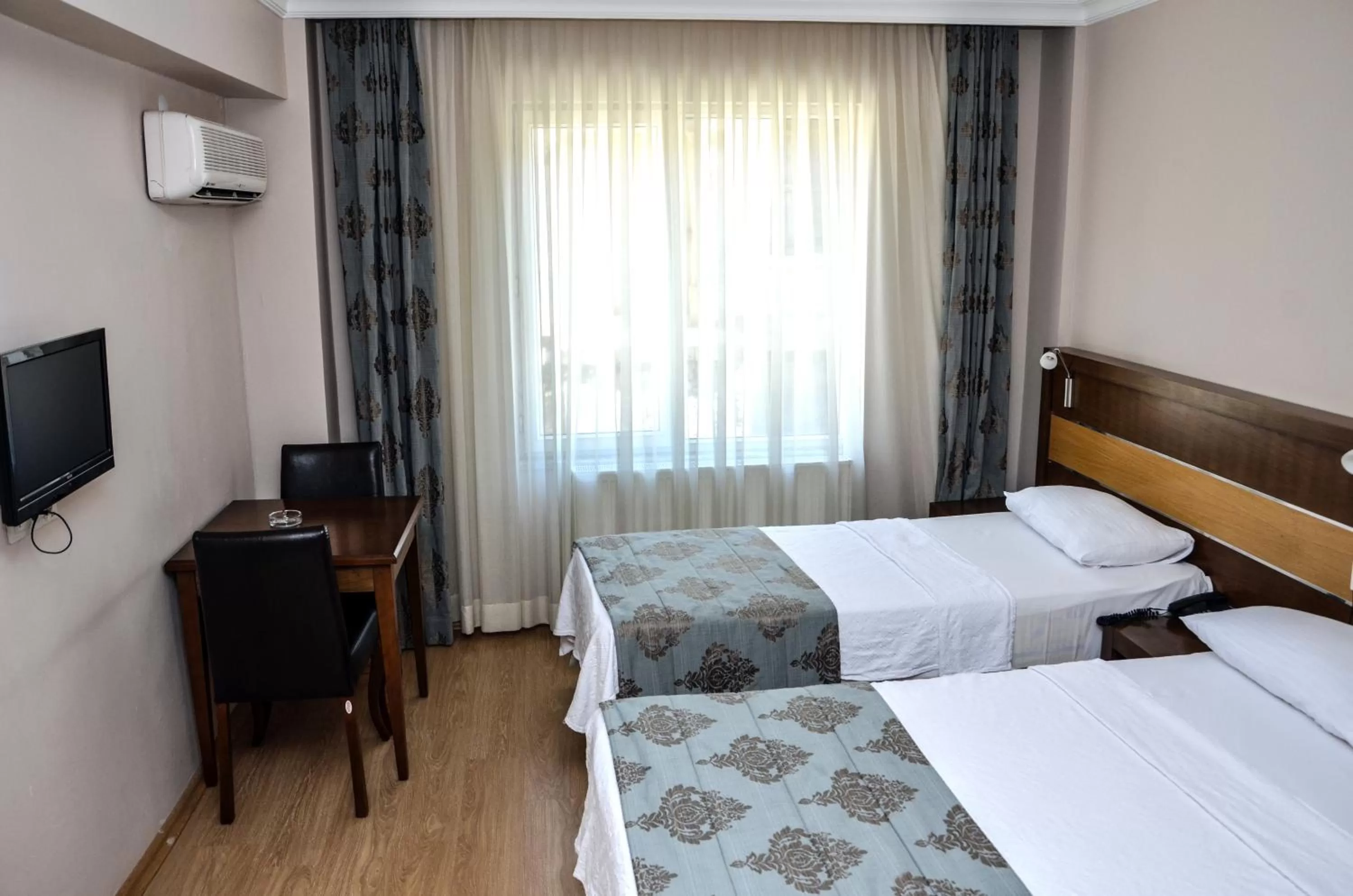 Day, Bed in Perla Hotel