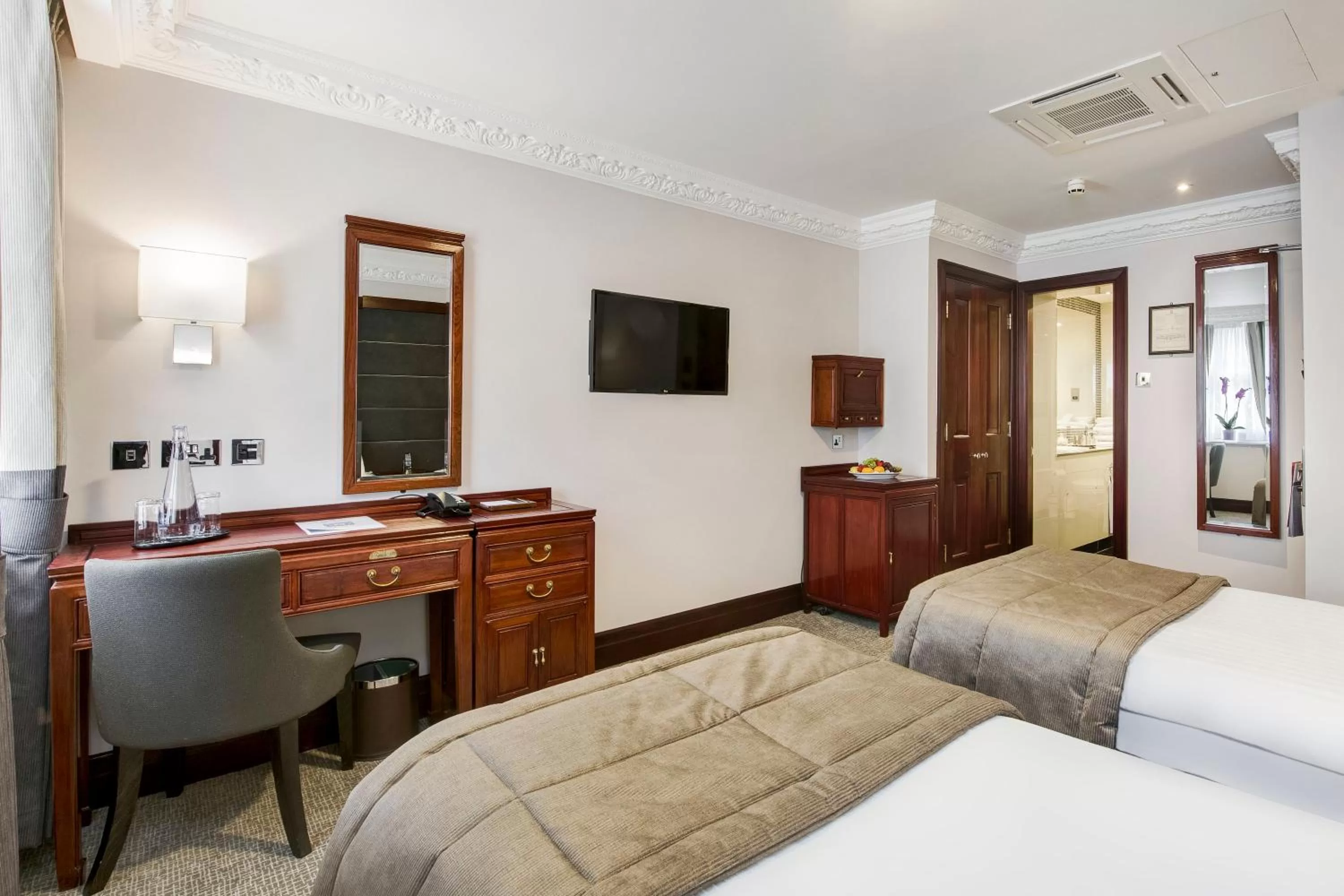 TV and multimedia, Bed in Gem Fitzrovia Hotel