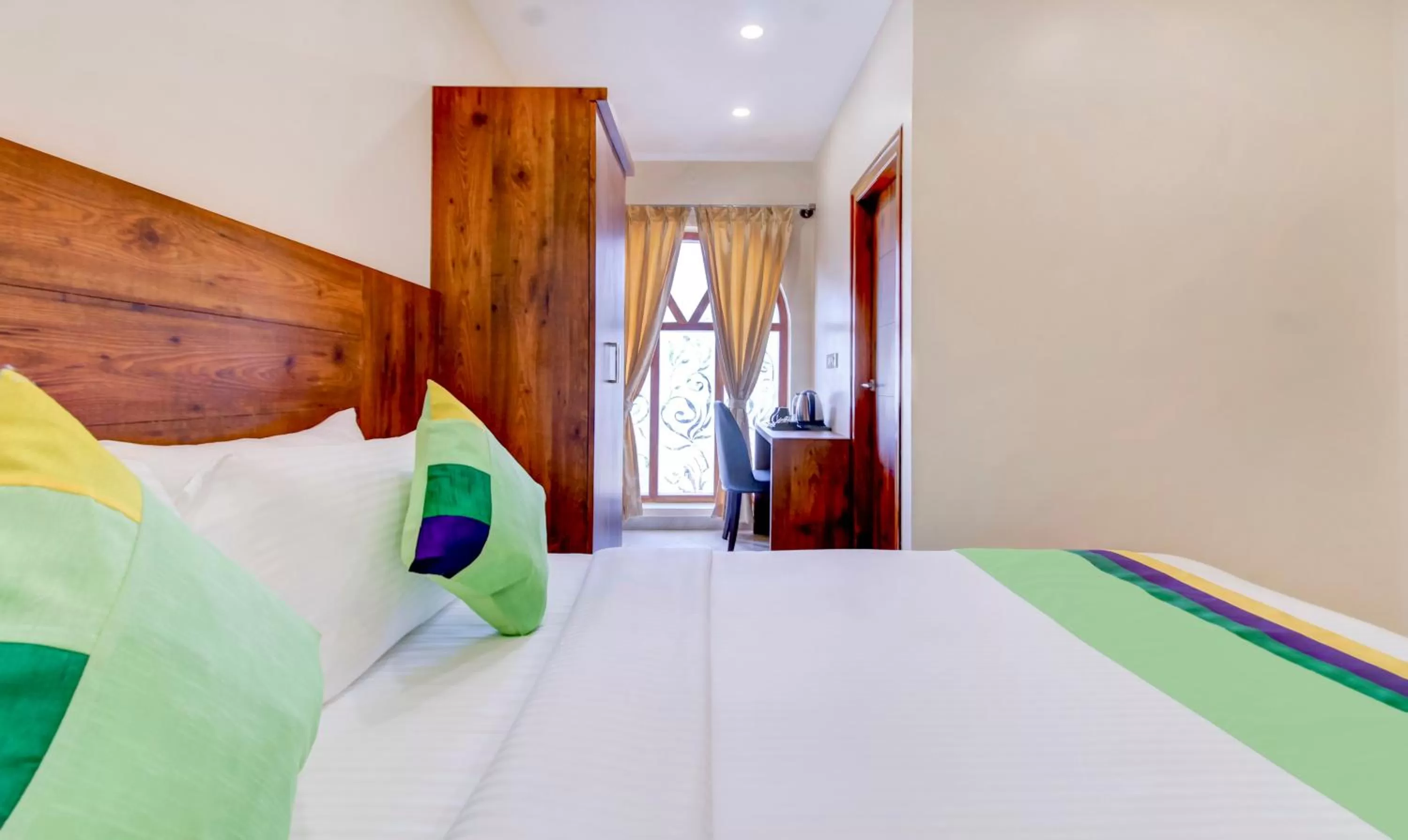 Bedroom, Bed in Treebo The Meridian, 10 Mins To Mahatma Gandhi Park