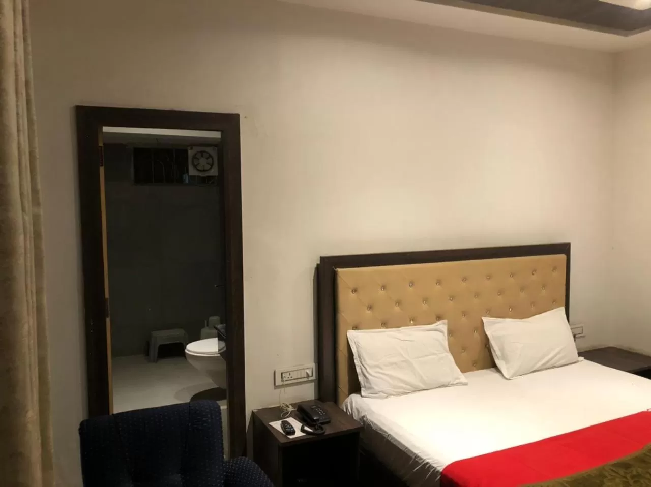 Bedroom, Bed in Hotel Rani Palace at Lake Fatehsagar