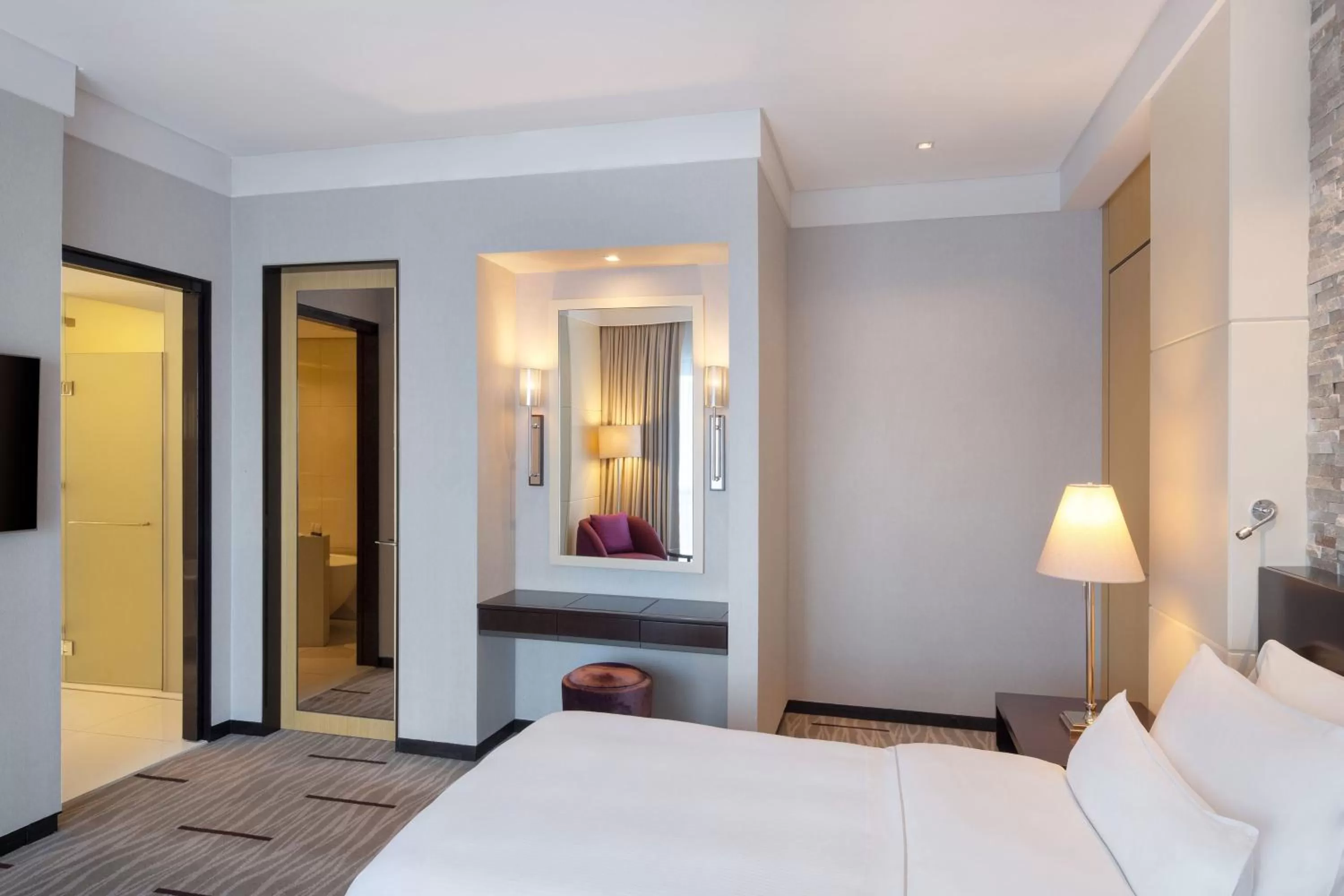 Photo of the whole room, Bed in The Westin City Centre Bahrain