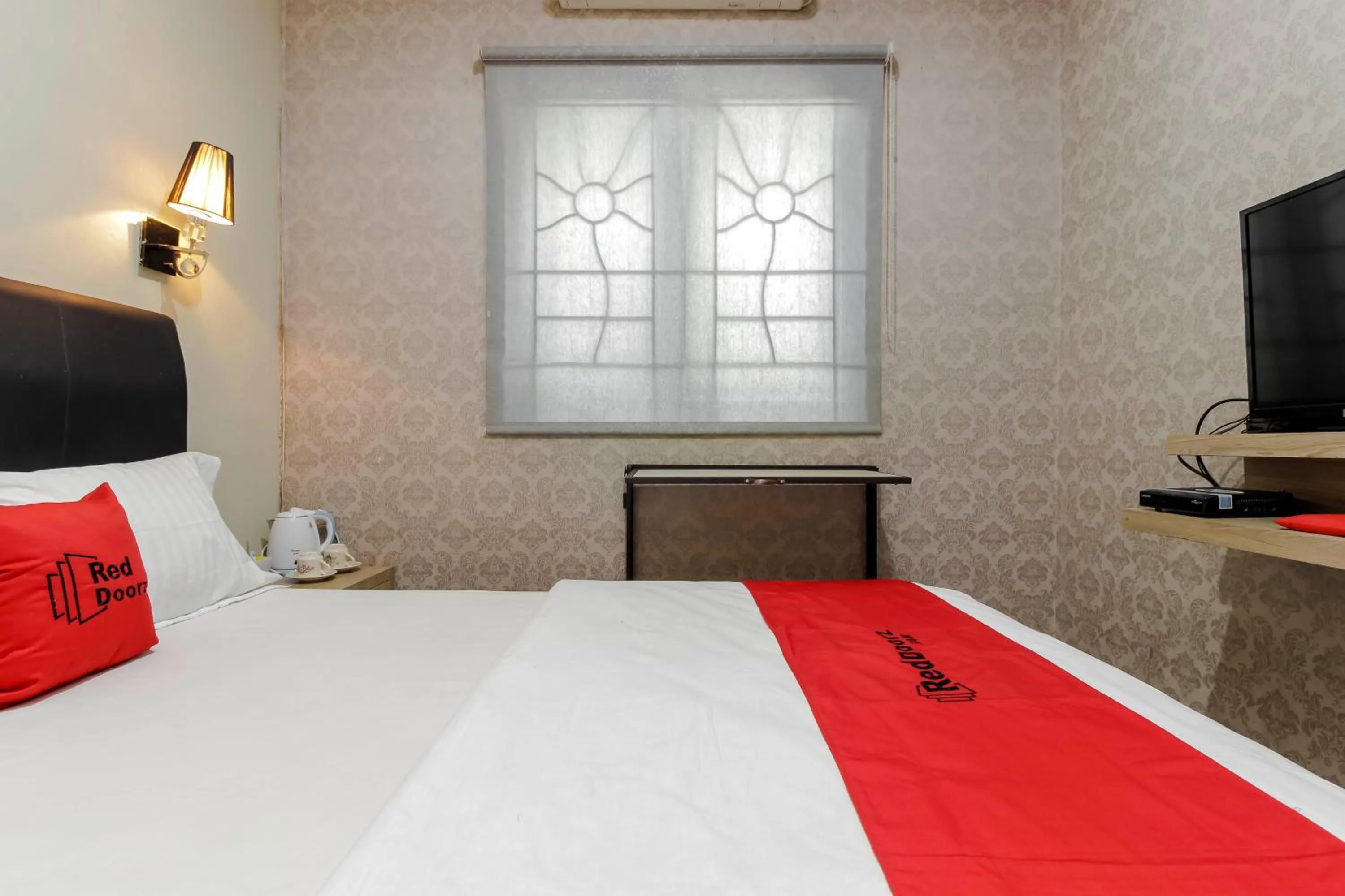 Bedroom, Bed in RedDoorz Plus near Lippo Cikarang Mall