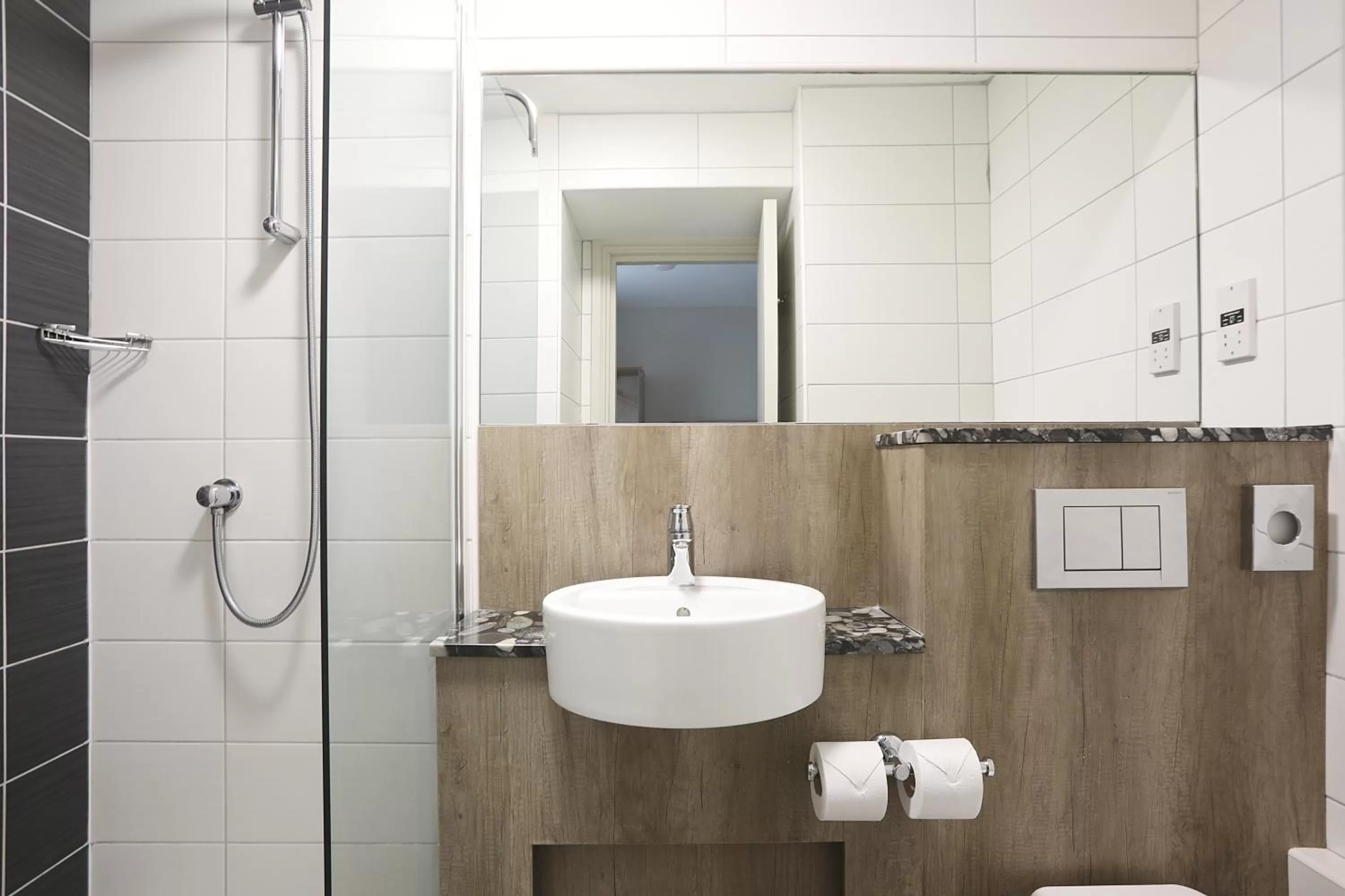 Shower in Cairn Hotel & Apartments