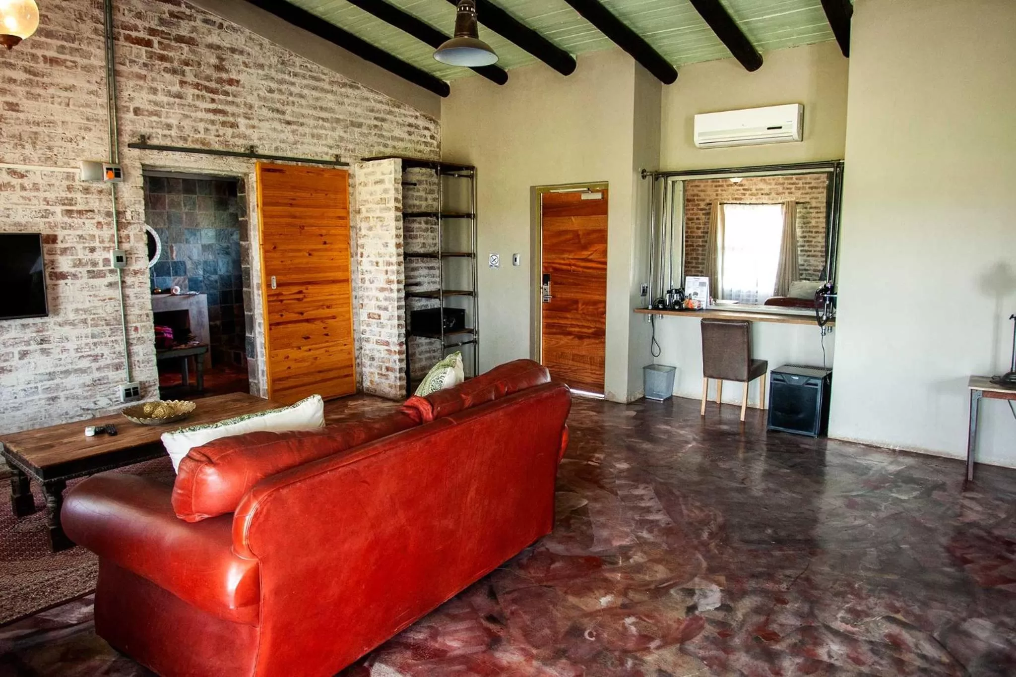 TV and multimedia in Rustique Boutique Hotel