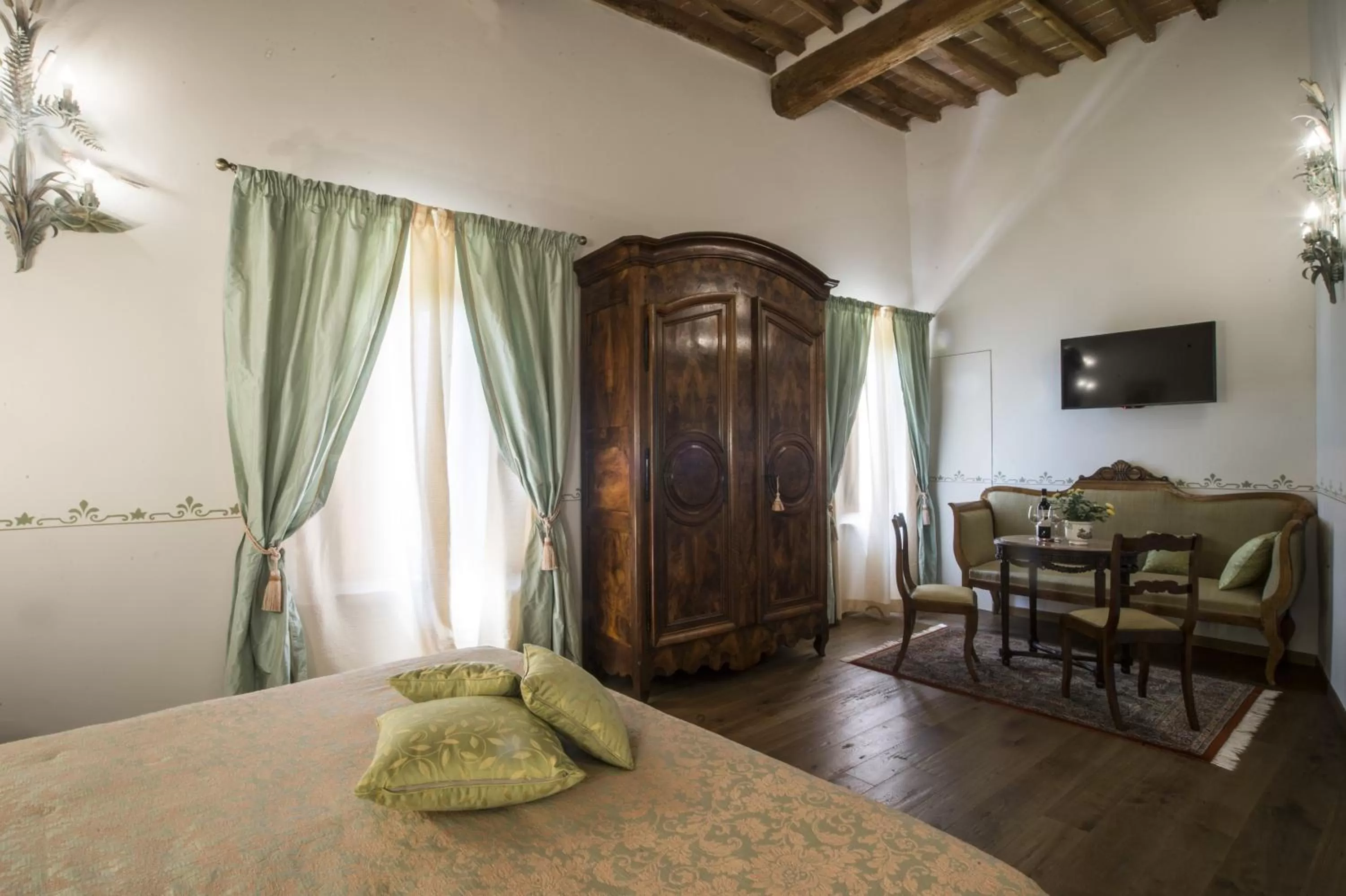 Photo of the whole room, Bed in Palazzo Pacini