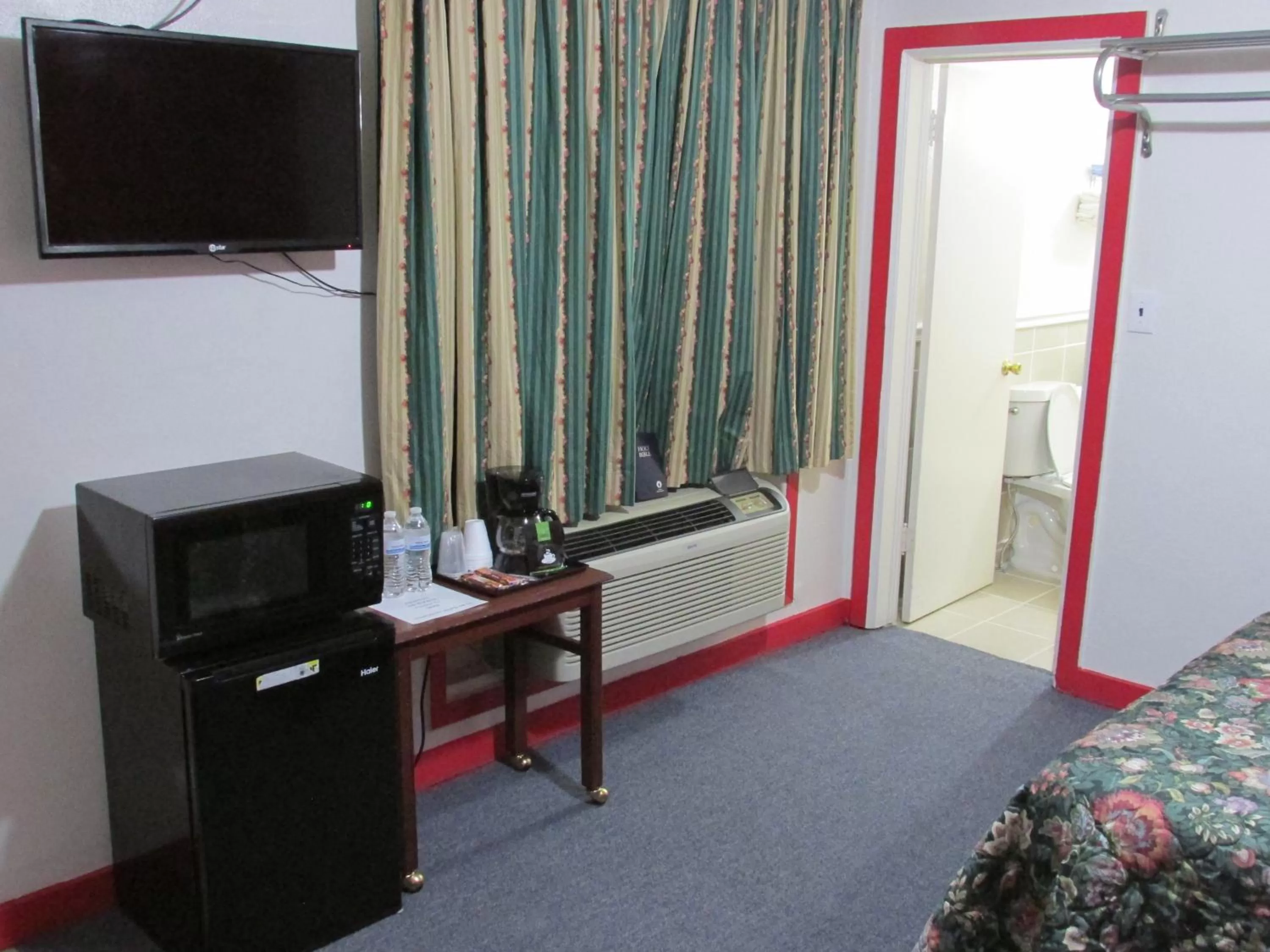 Coffee/tea facilities, Bed in Parsons Inn and Extended Stay