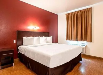 Bed in Seasons Inn Traverse City