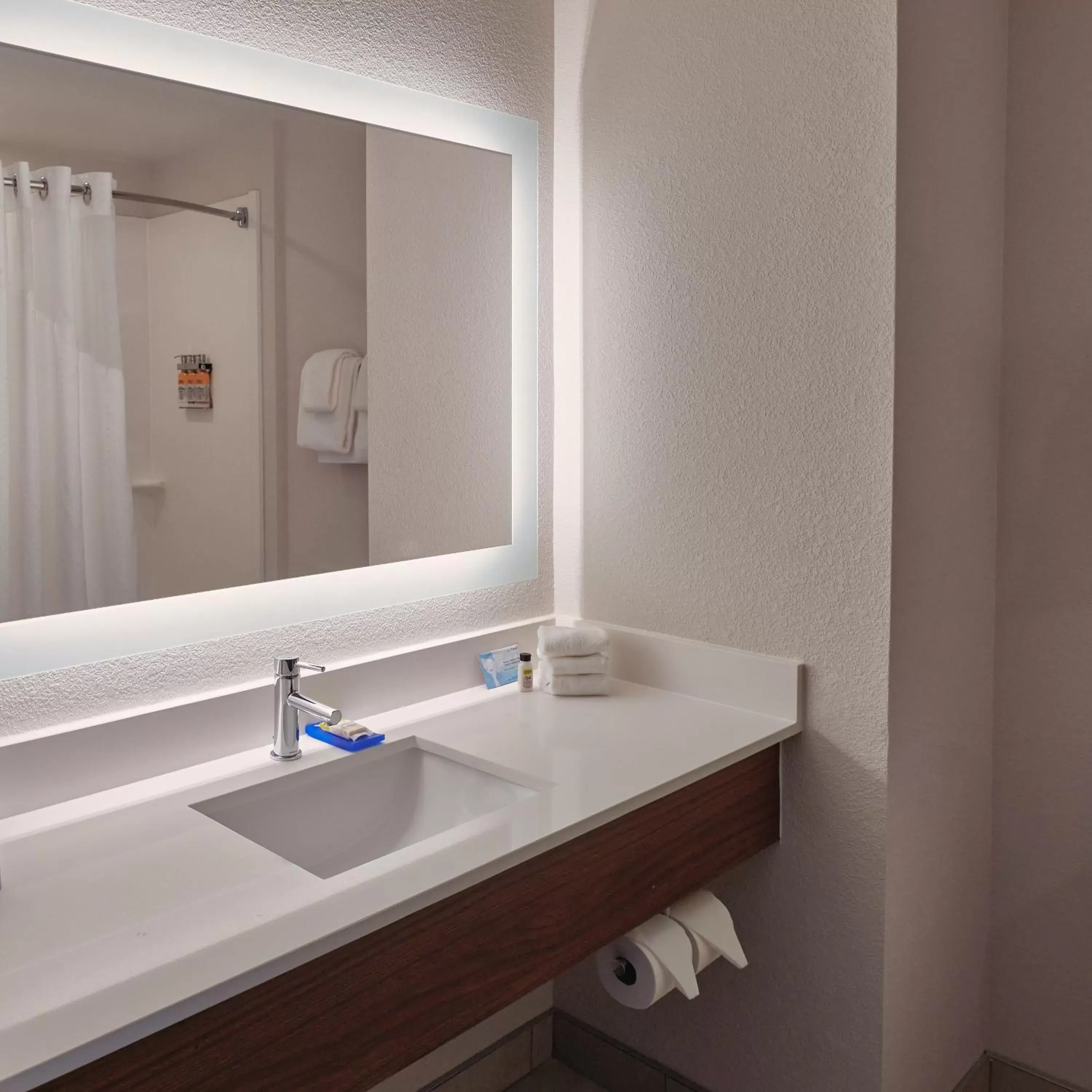 Executive Queen Suite with Two Queen Beds - Non-Smoking in Holiday Inn Express Hotel and Suites Akron South-Airport Area by IHG Executive Queen Suite with Two Queen Beds - Non-Smoking in Holiday Inn Express Hotel and Suites Akron South-Airport Area by IHG