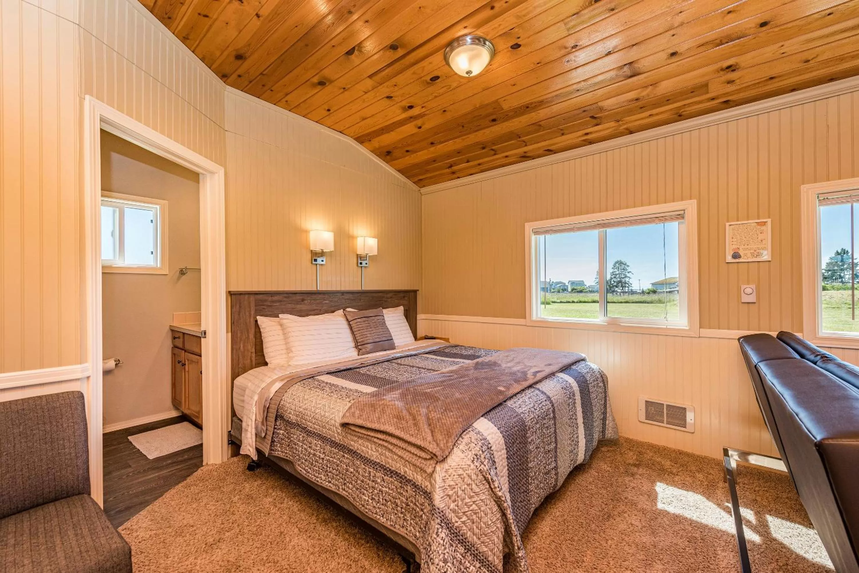 Bedroom, Bed in Juan de Fuca Waterfront Hotel & Cottages