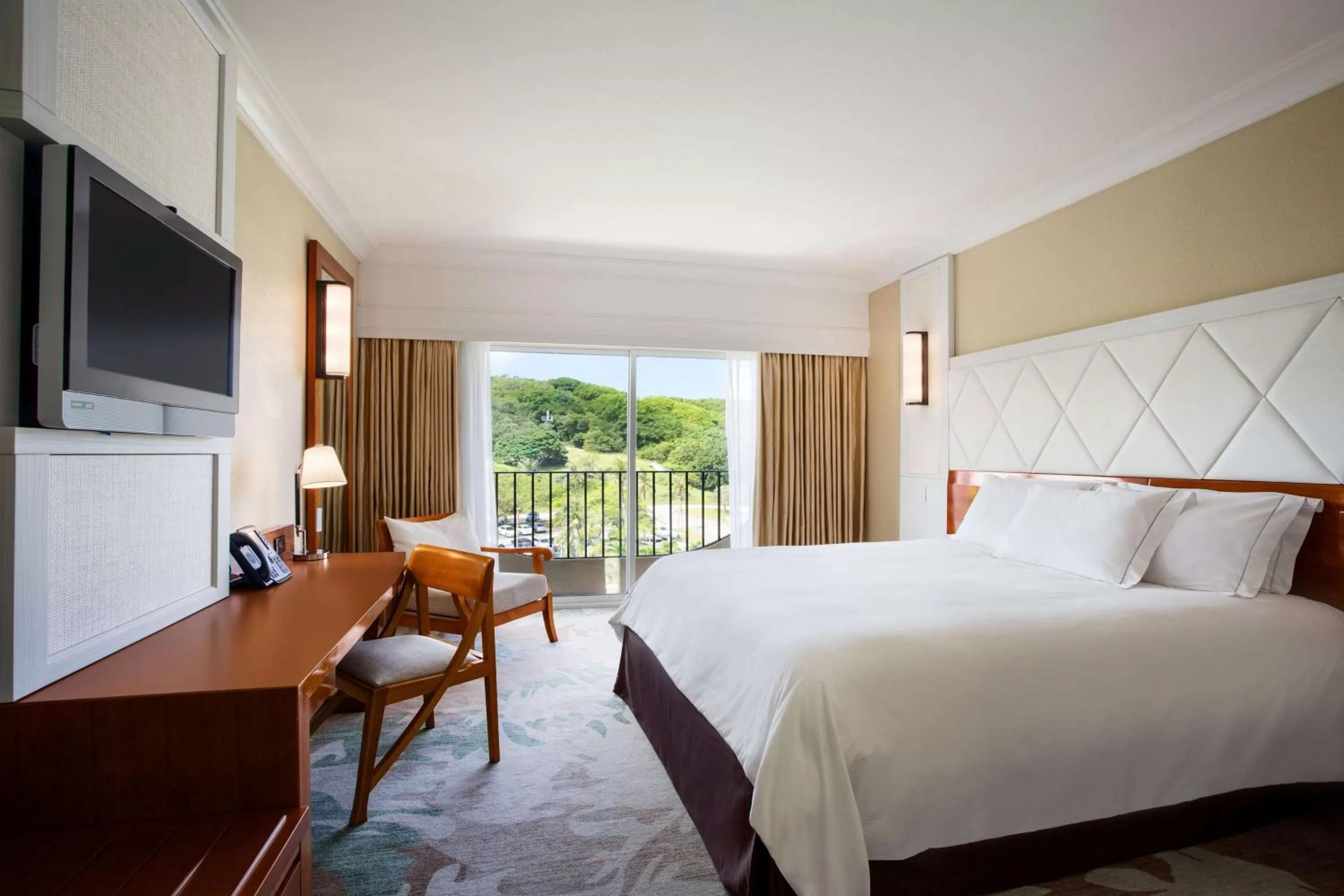 Bedroom, Bed in Hilton Guam Resort & Spa