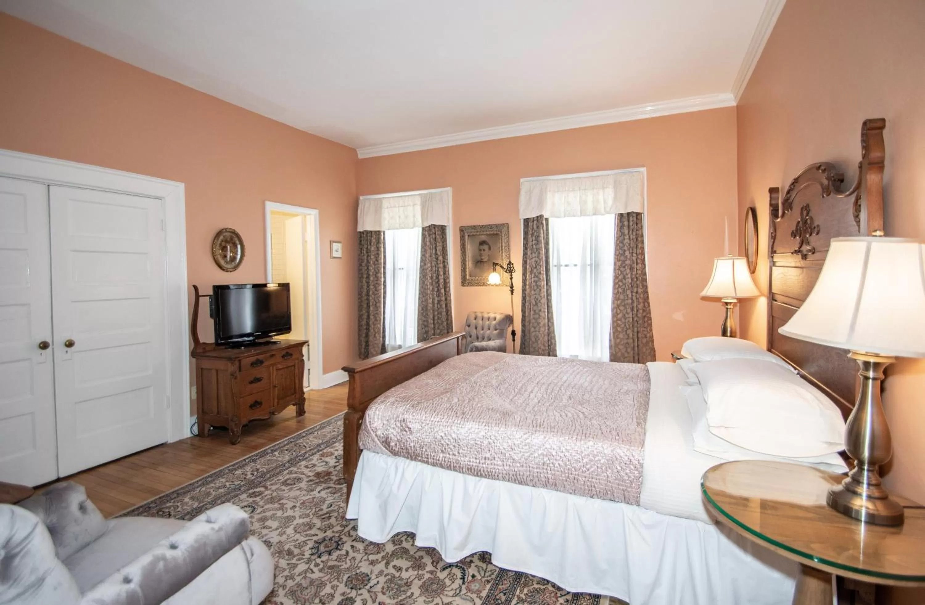 Bed in Looking Glass Inn