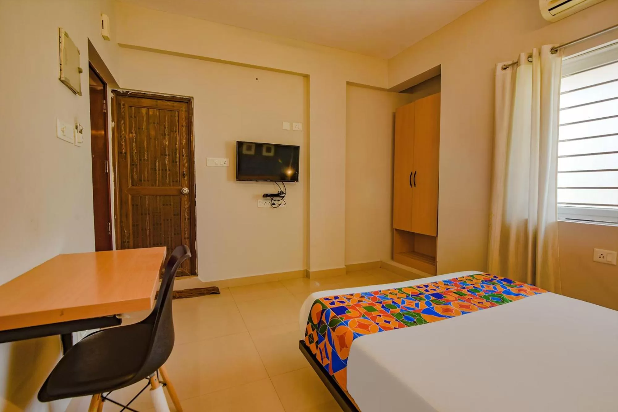 Bed, TV/Entertainment Center in FabHotel Sasti Inn