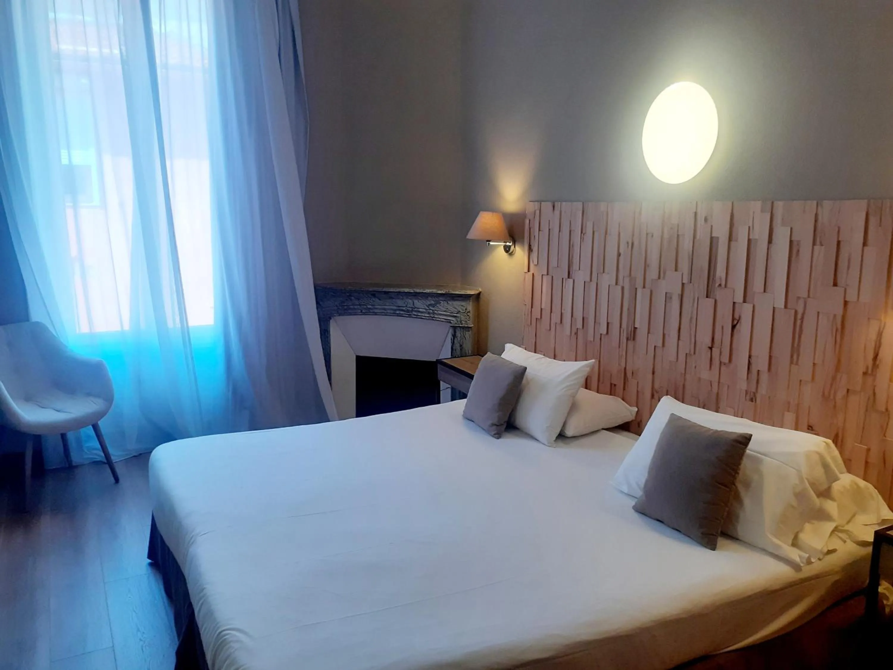 Bed in Hôtel La Villa Tosca