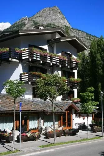 Property building in Hotel Les Jumeaux Courmayeur