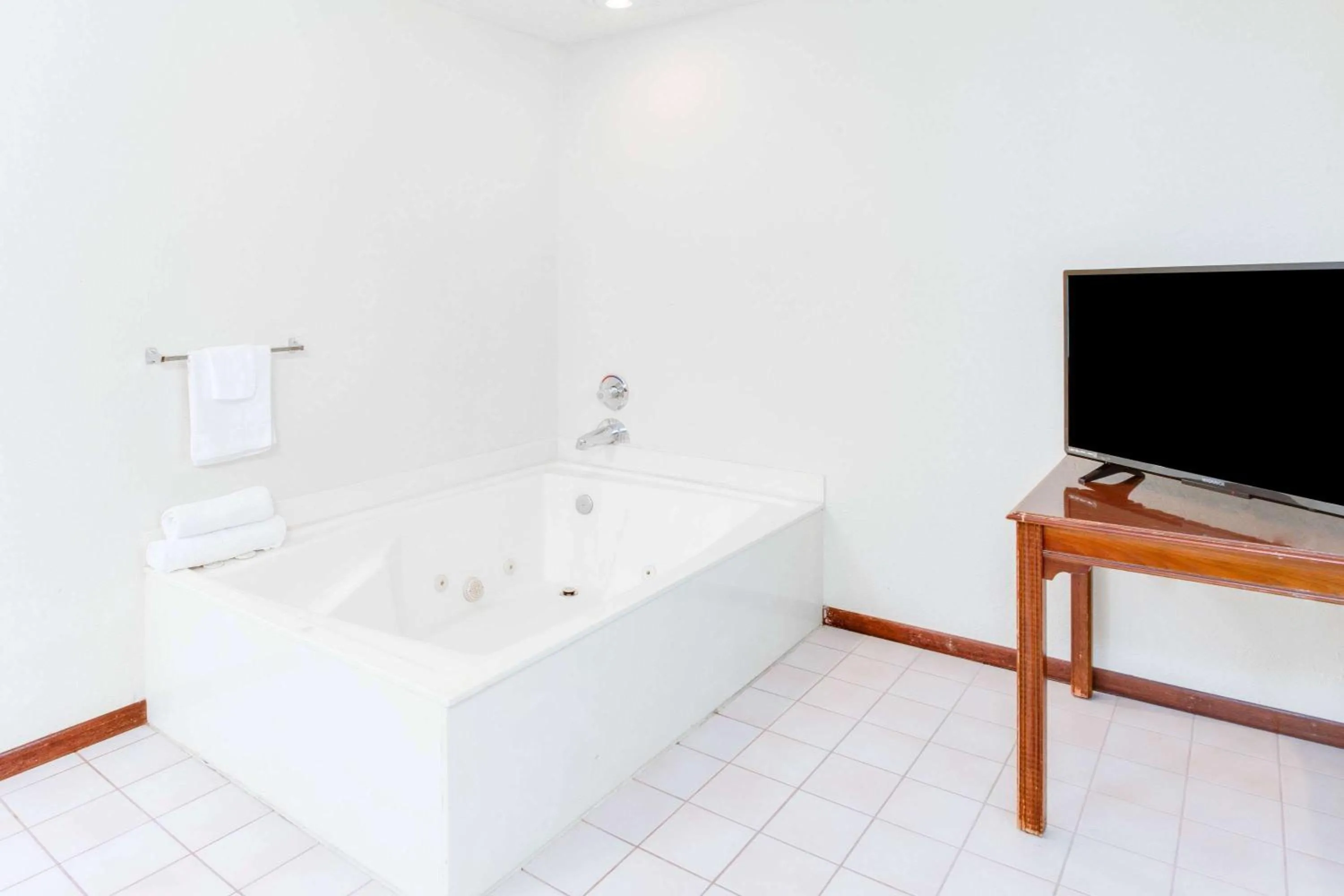 Bathroom in Super 8 by Wyndham Springfield-Battlefield