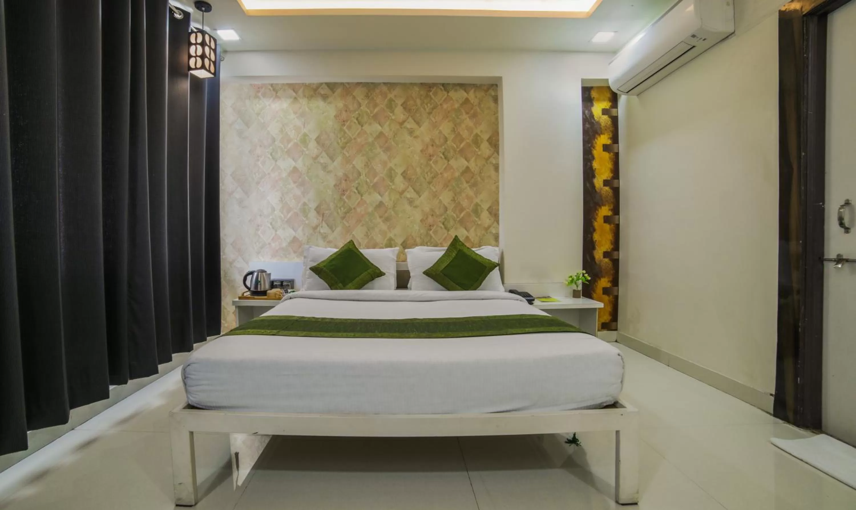 Bedroom, Bed in Itsy Hotels Le Clover