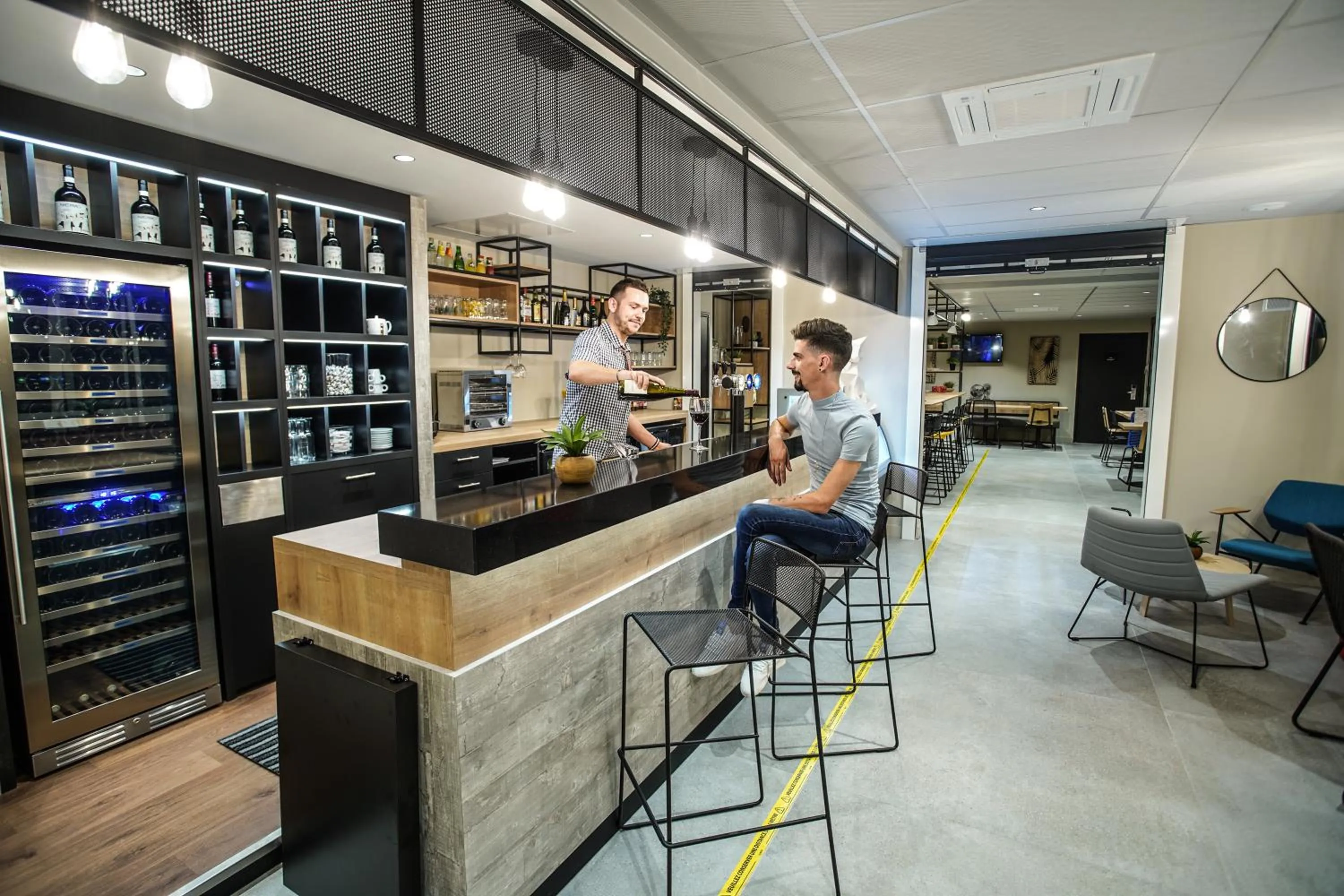 Lounge or bar in Ibis Tours Centre Giraudeau