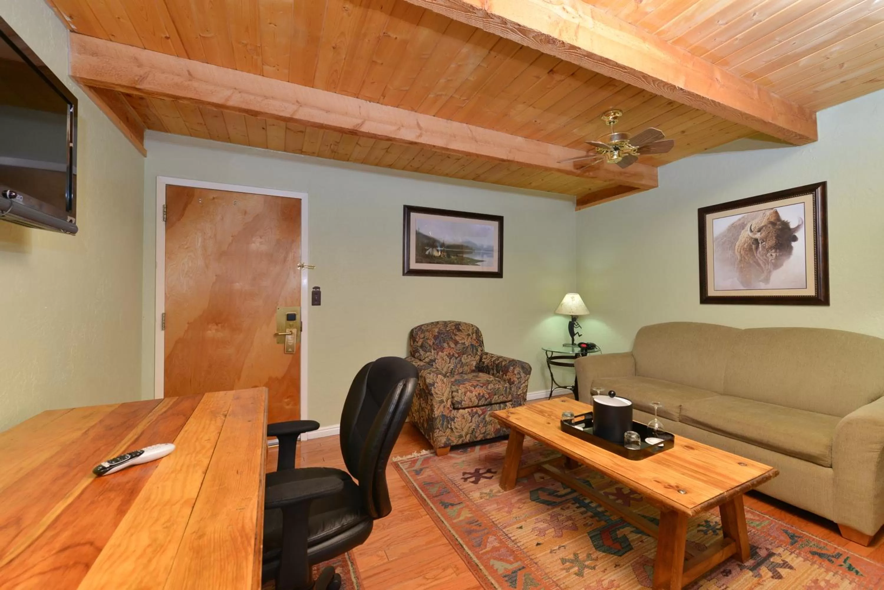 Living room in The Boulder Creek Lodge