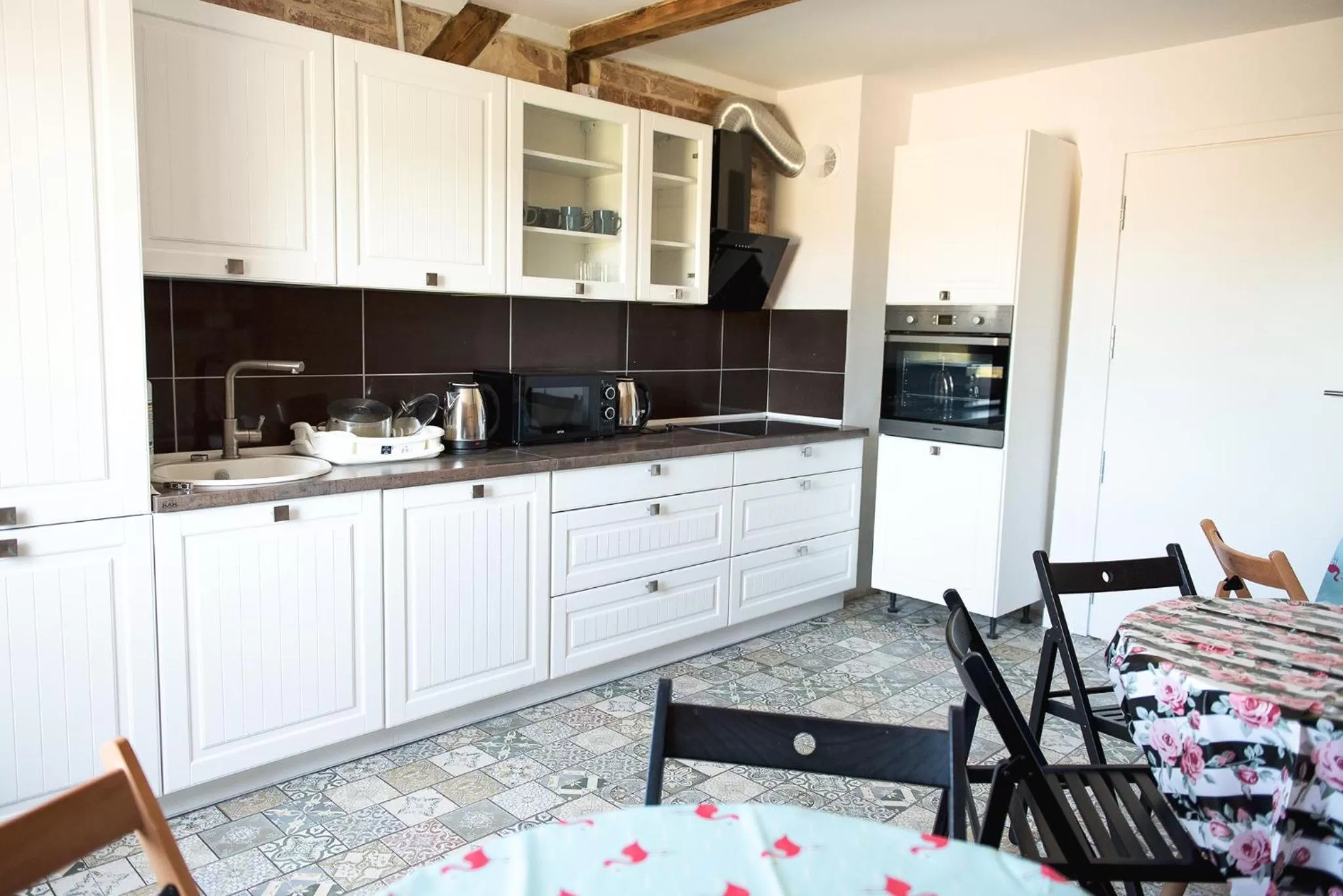 Kitchen or kitchenette in Leon's Rooms