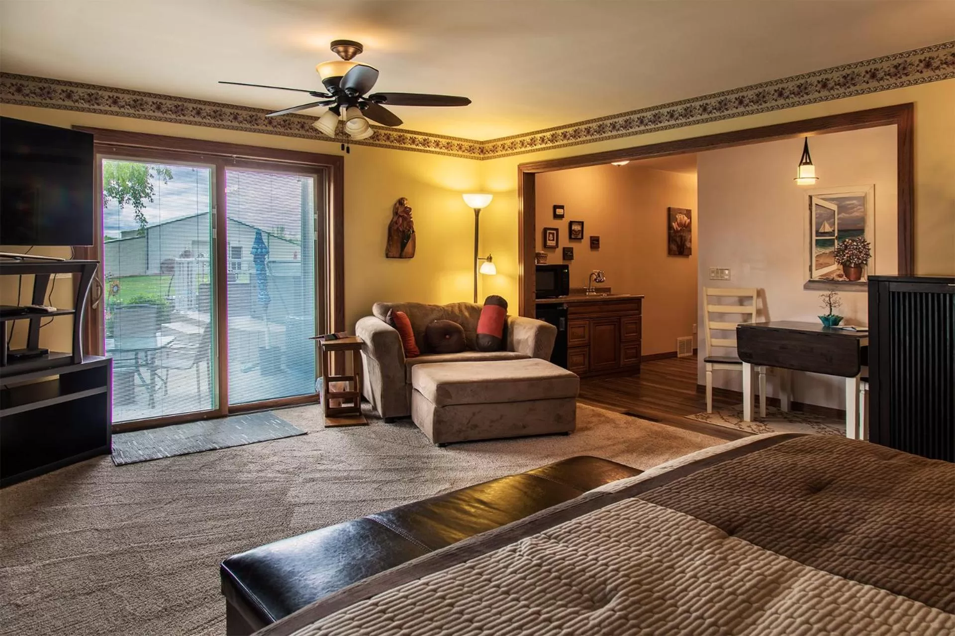 Bed, Seating Area in Shane Acres Country Inn
