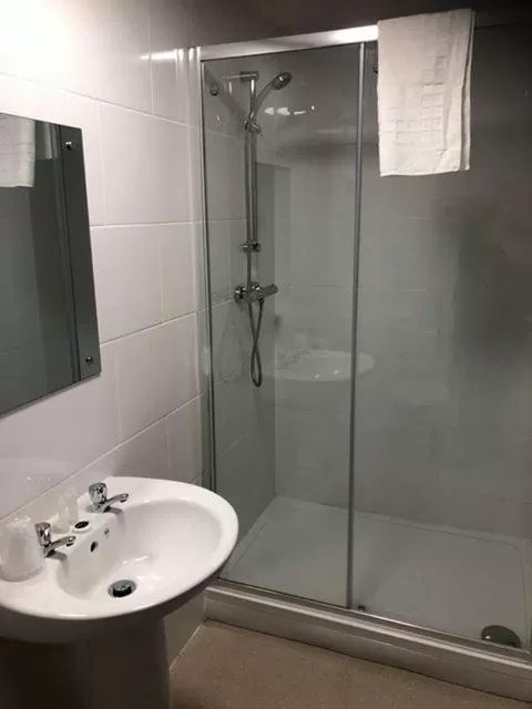 Shower in Alcester Inn