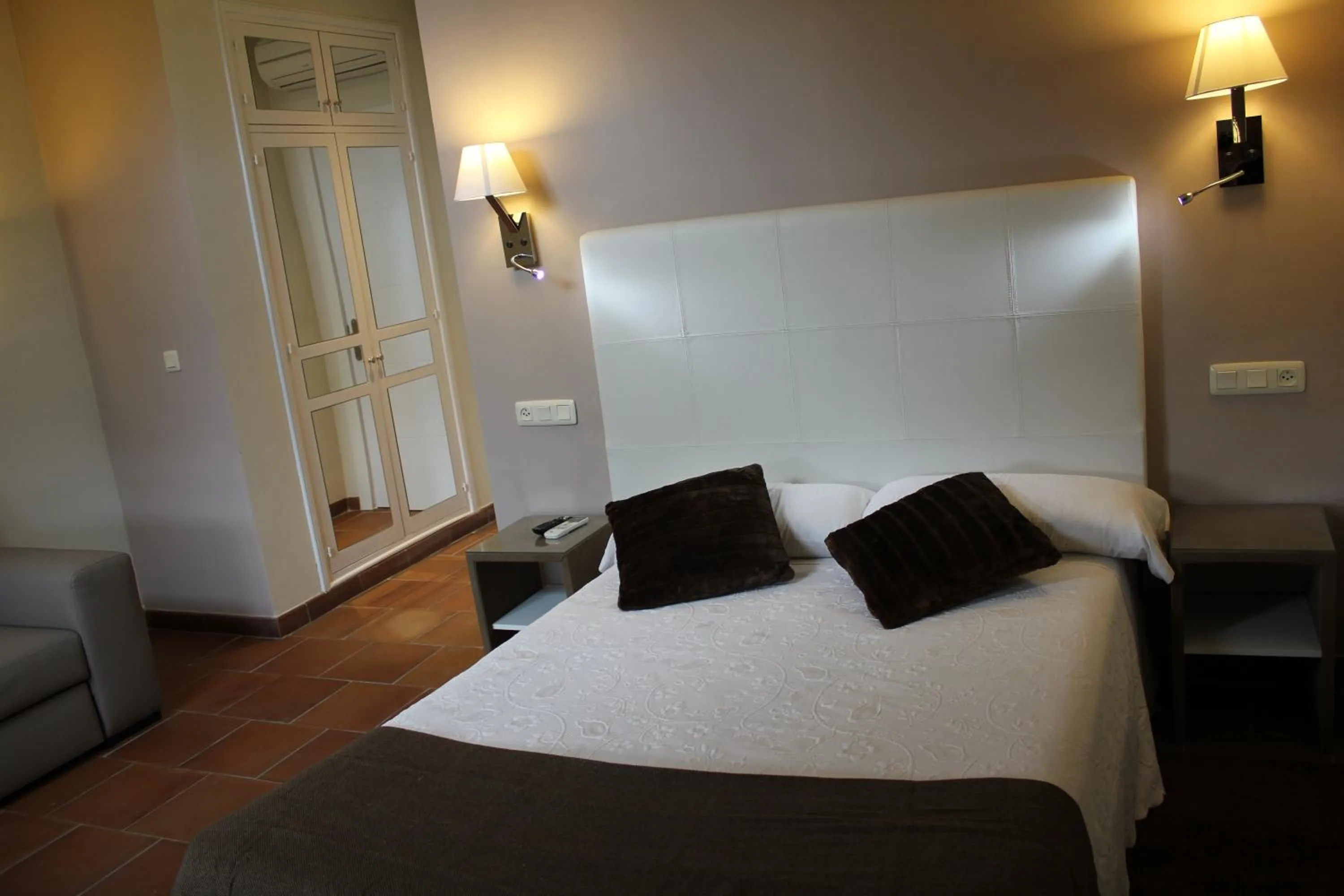 Bed in Hotel Leonor de Aquitania