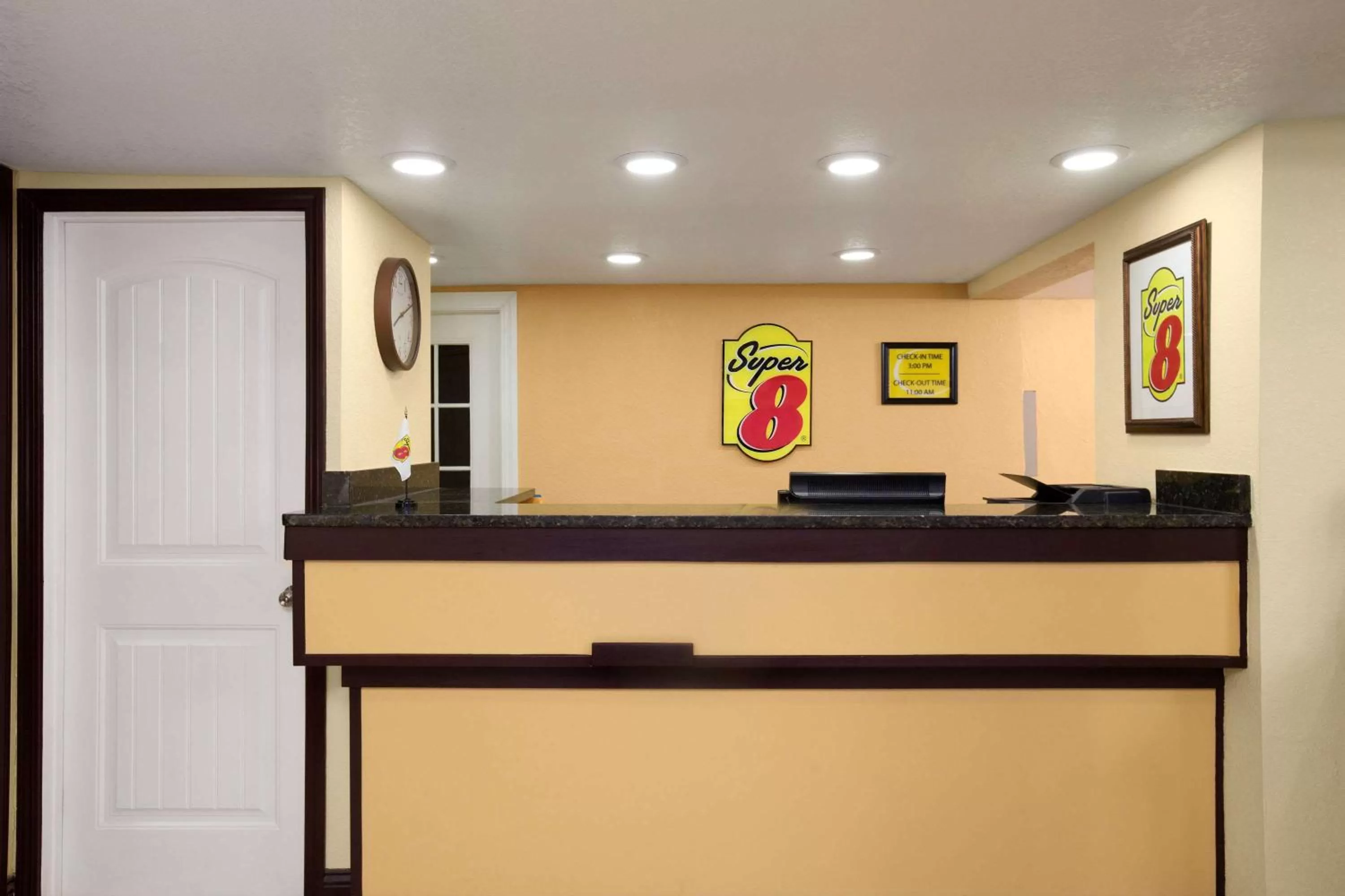 Lobby or reception in Super 8 by Wyndham Woodward