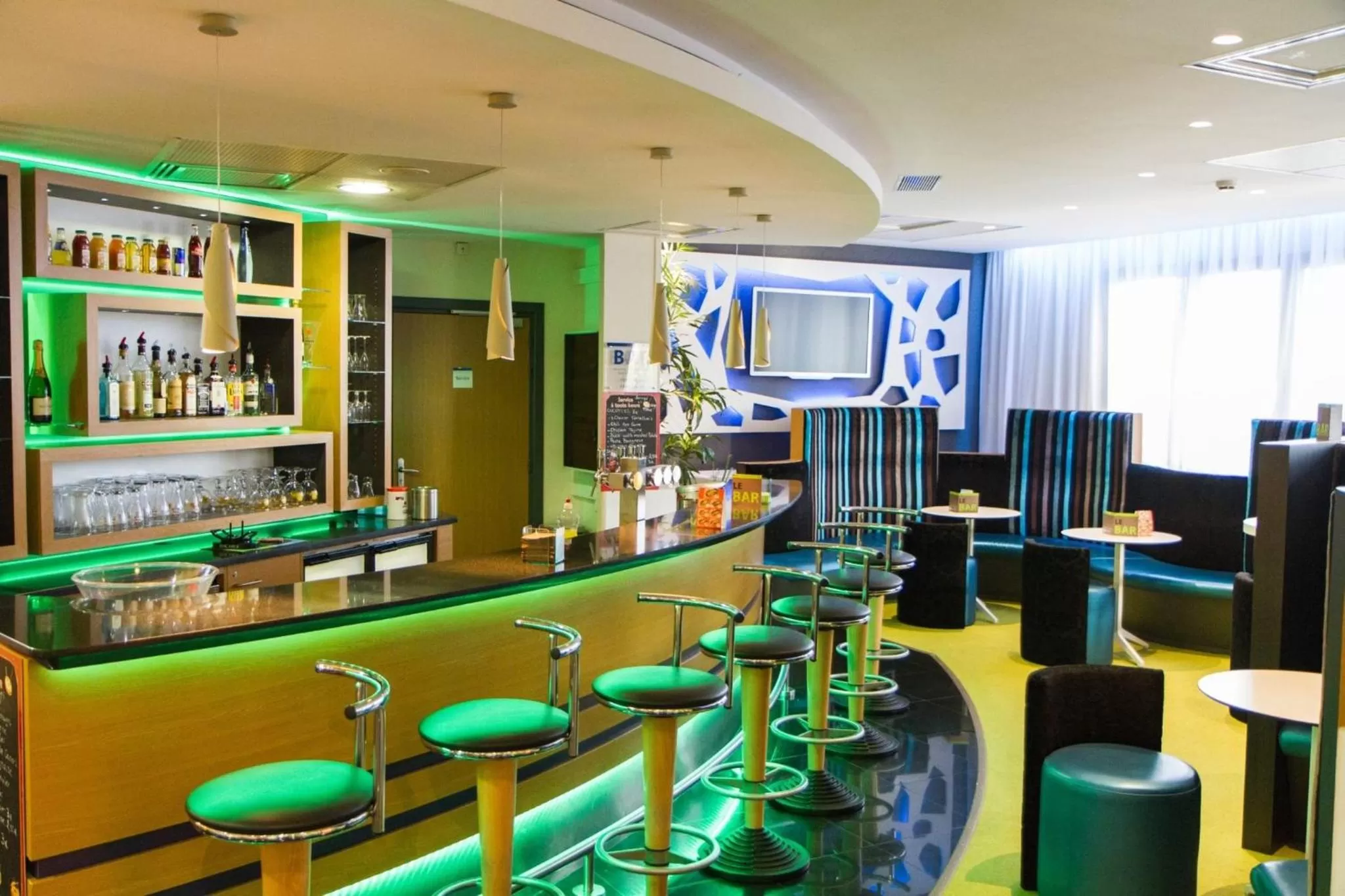 Lounge or bar in Holiday Inn Express Arras by IHG