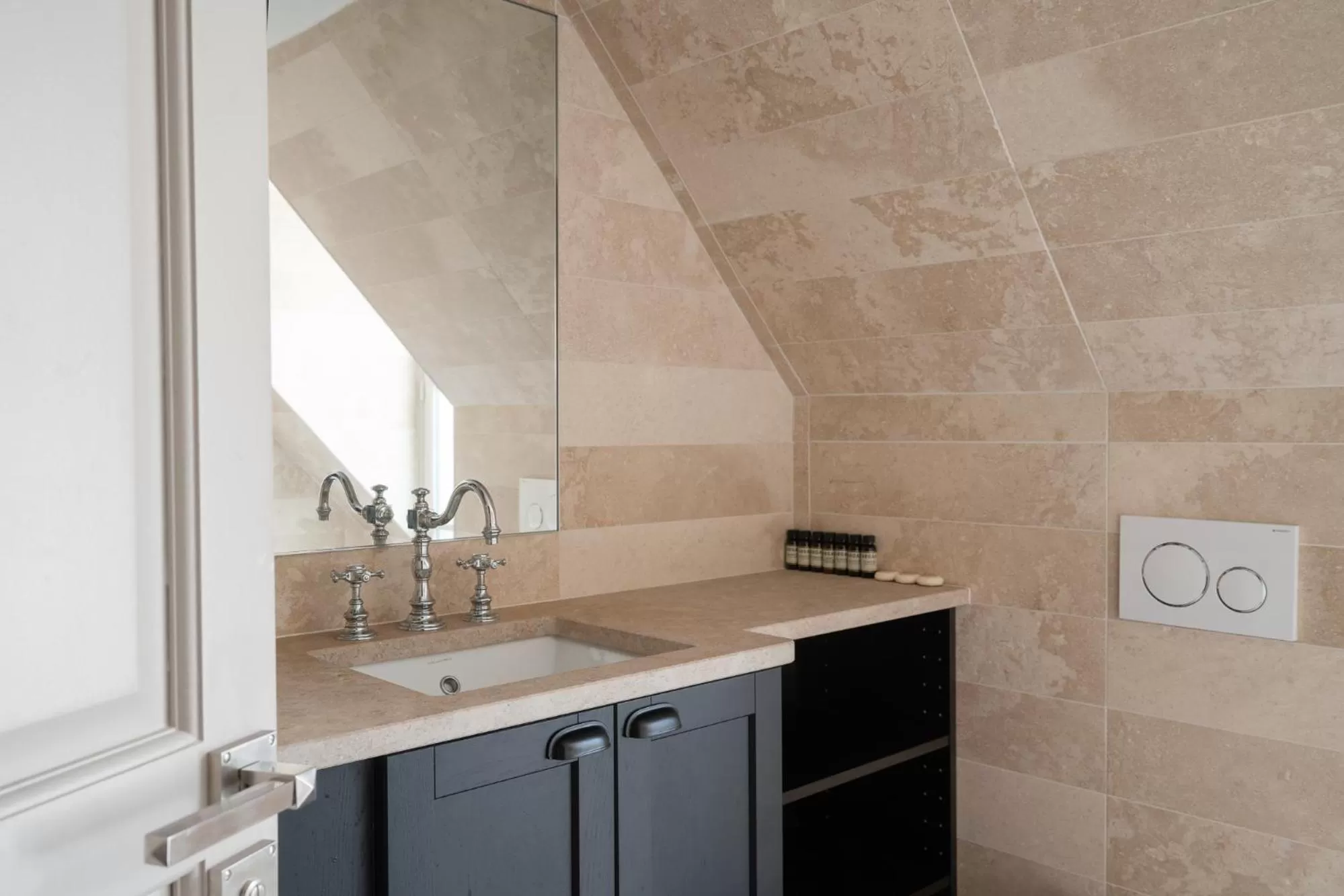 Bathroom in Hotel Saint-Louis en L'Isle - Notre-Dame