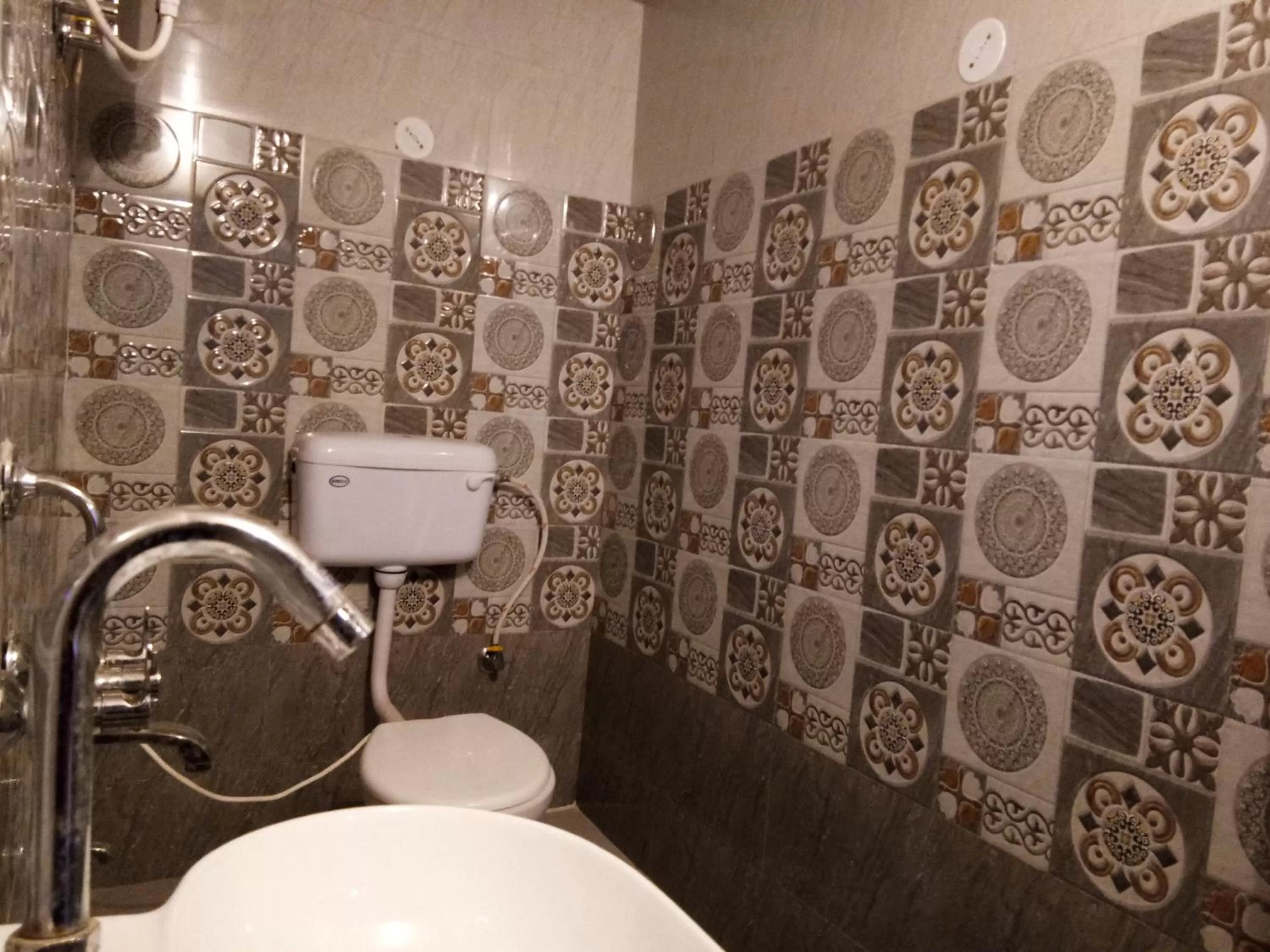 Bathroom in Haveli Taragarh Palace