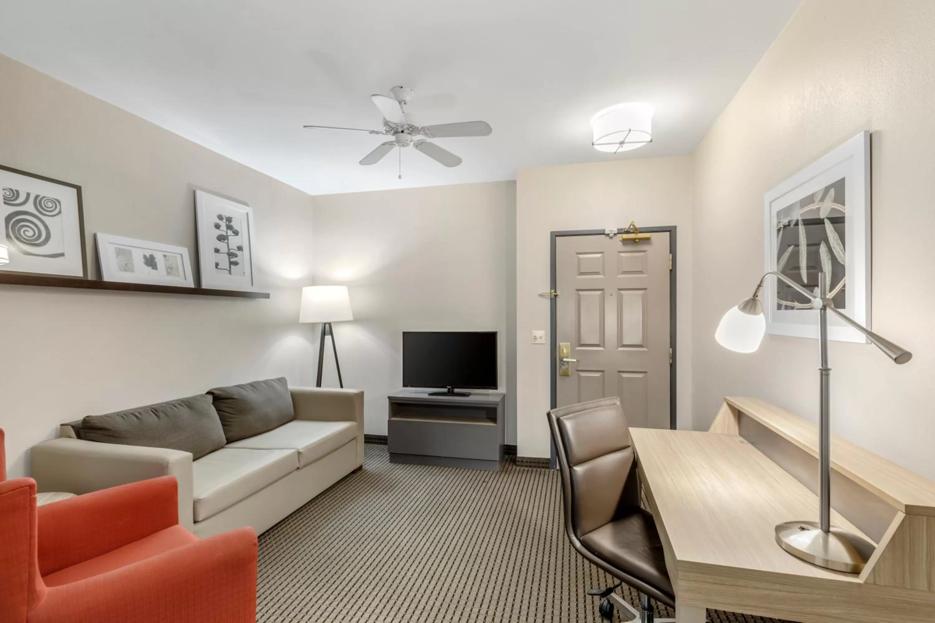 Living room in Country Inn & Suites by Radisson, Elk Grove Village-Itasca