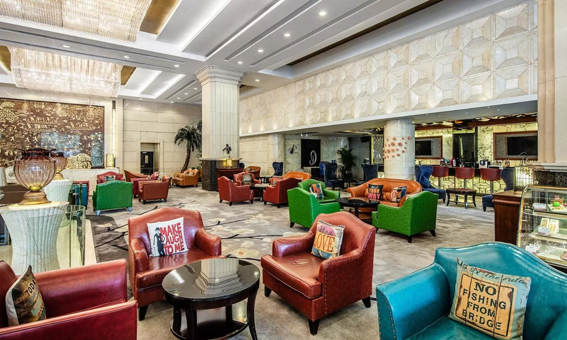 Lounge or bar in Crowne Plaza Foshan by IHG