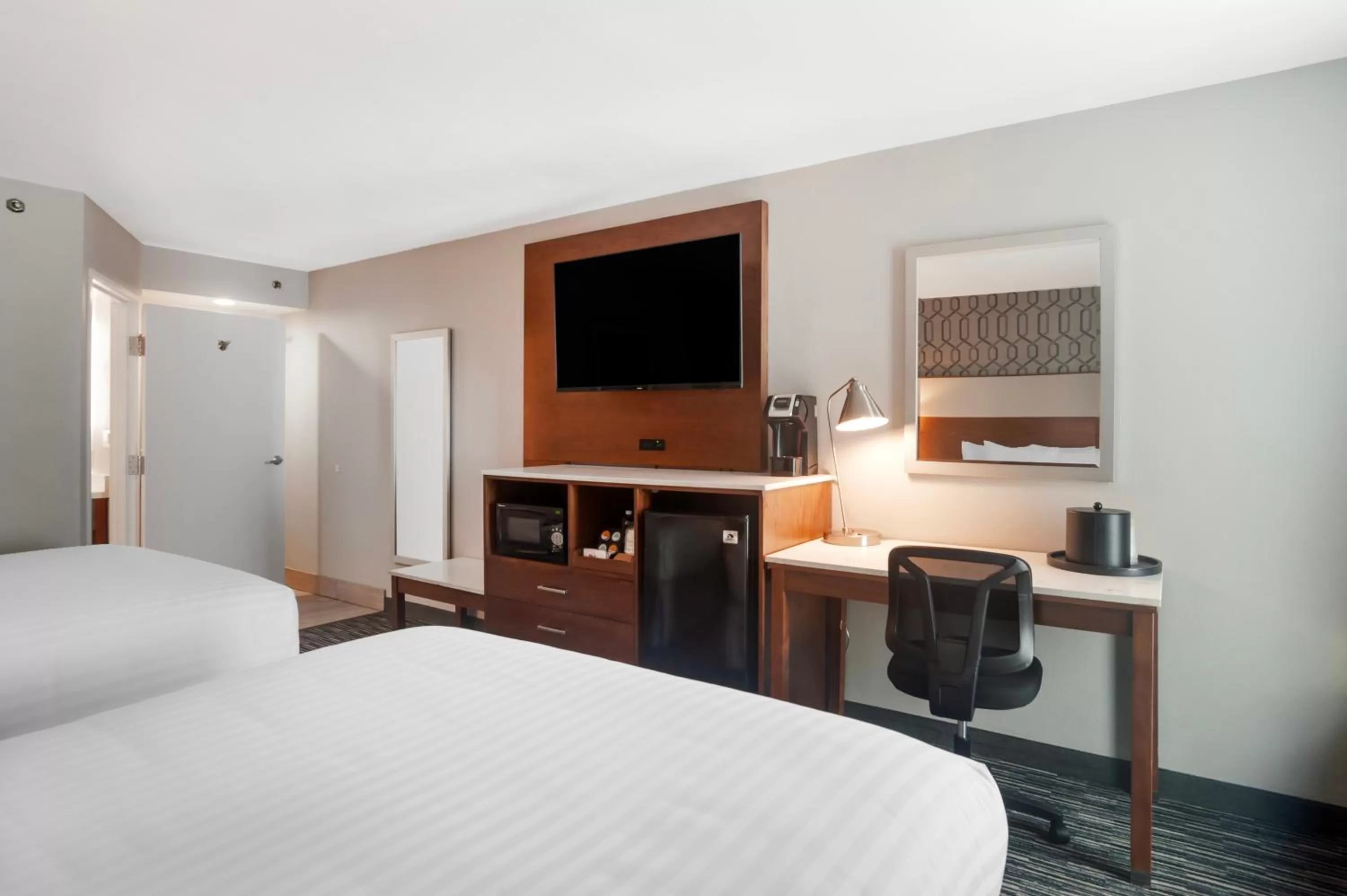 Property building, Bed in Best Western Plus Commerce Hotel