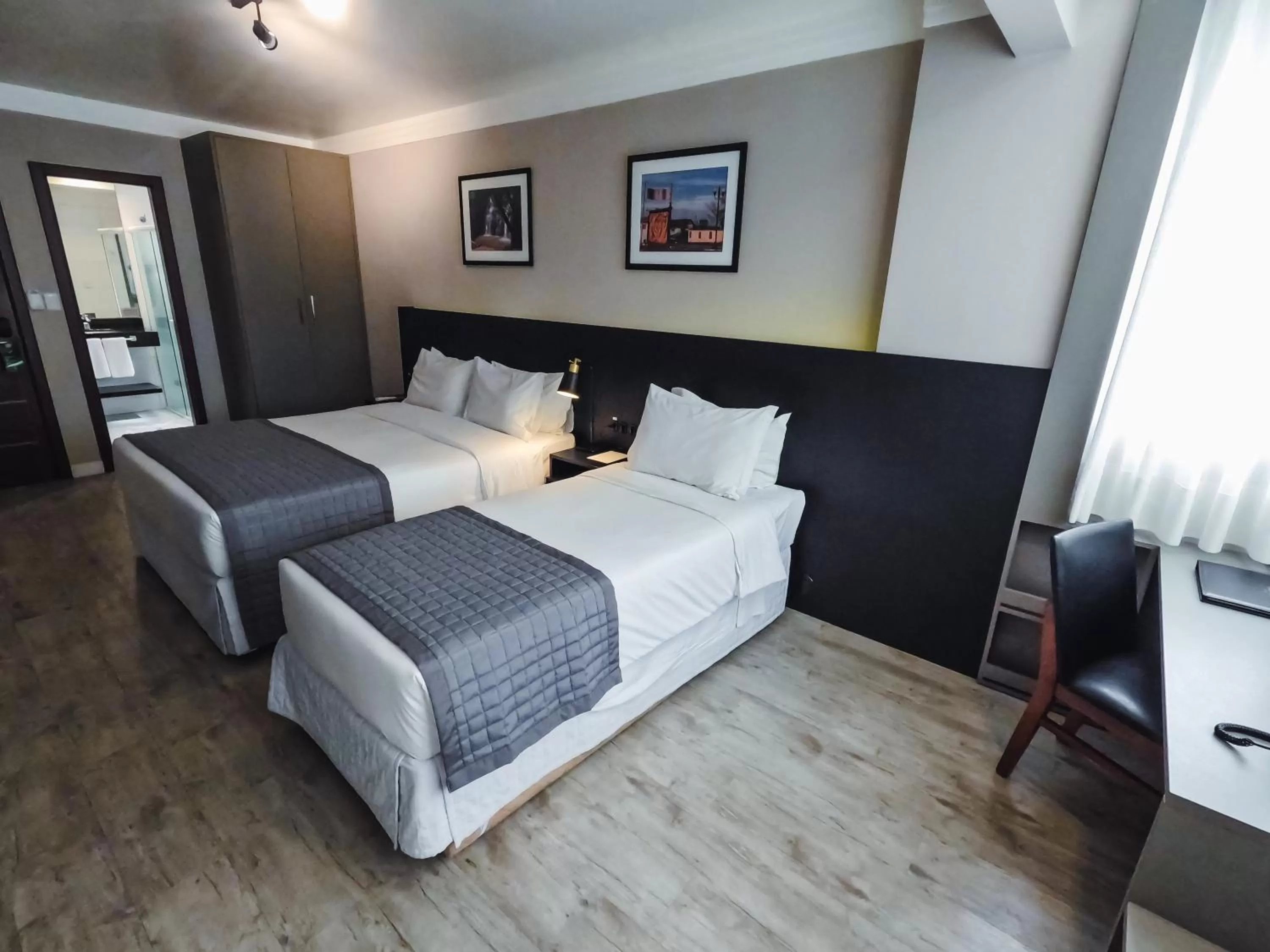 Photo of the whole room, Bed in Santa Inn Hotel