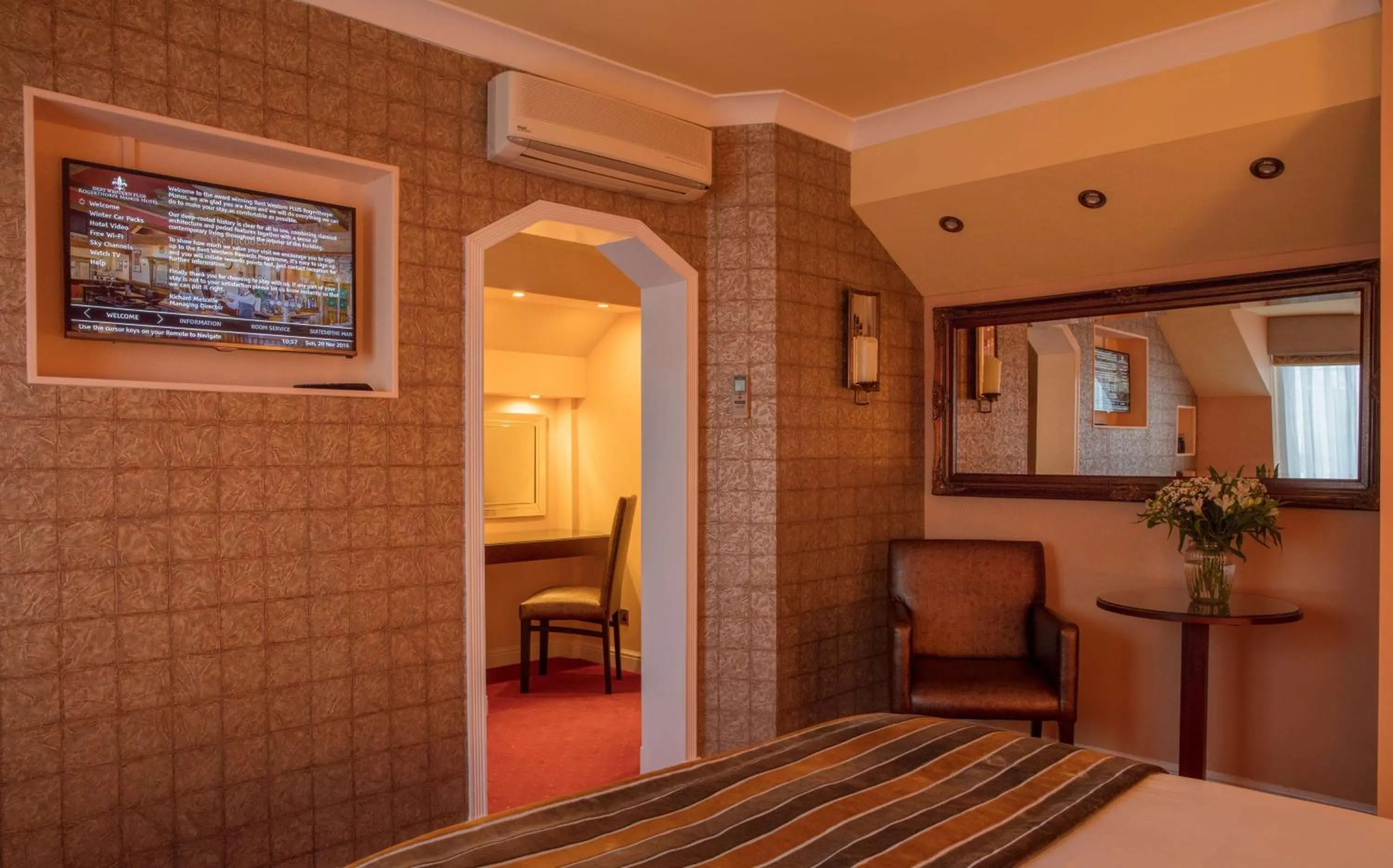 Photo of the whole room, Bed in Rogerthorpe Manor Hotel