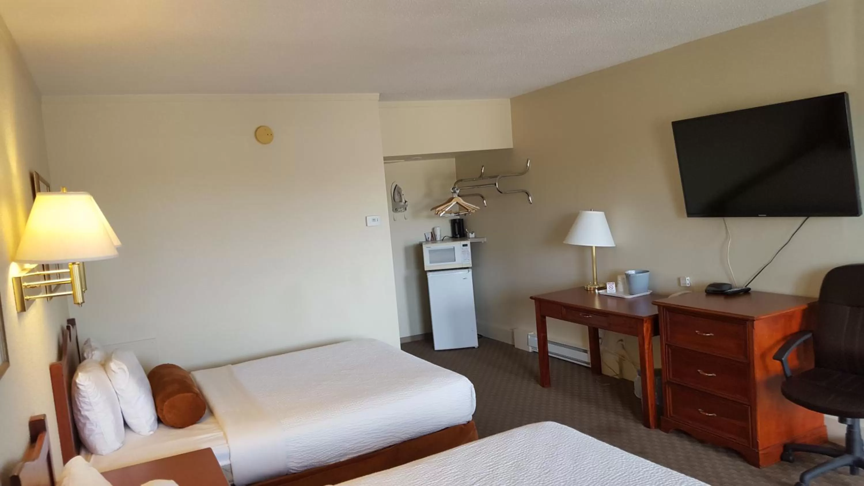 Photo of the whole room in Knights Inn Lethbridge