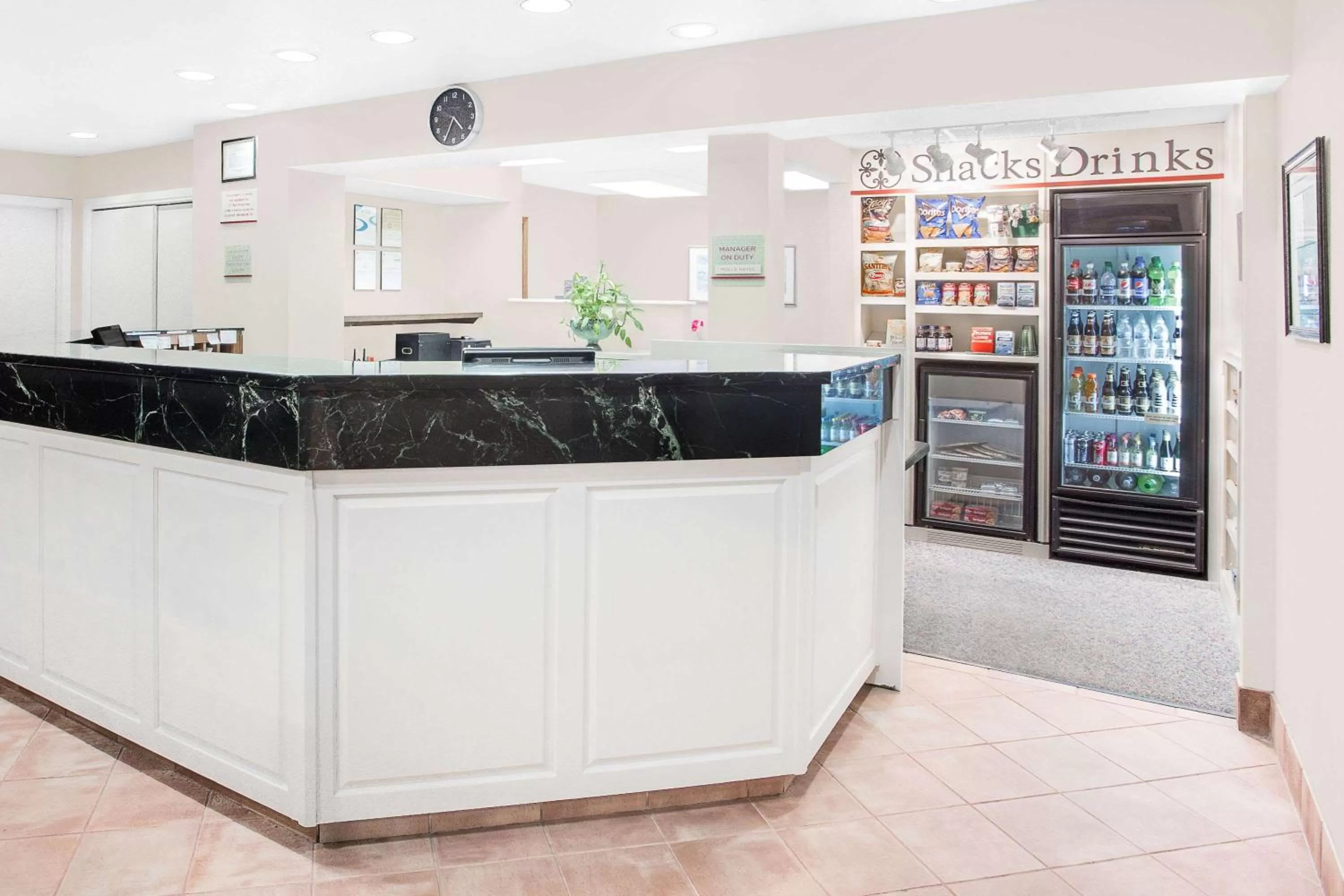 Lobby or reception in Hawthorn Extended Stay by Wyndham Green Bay