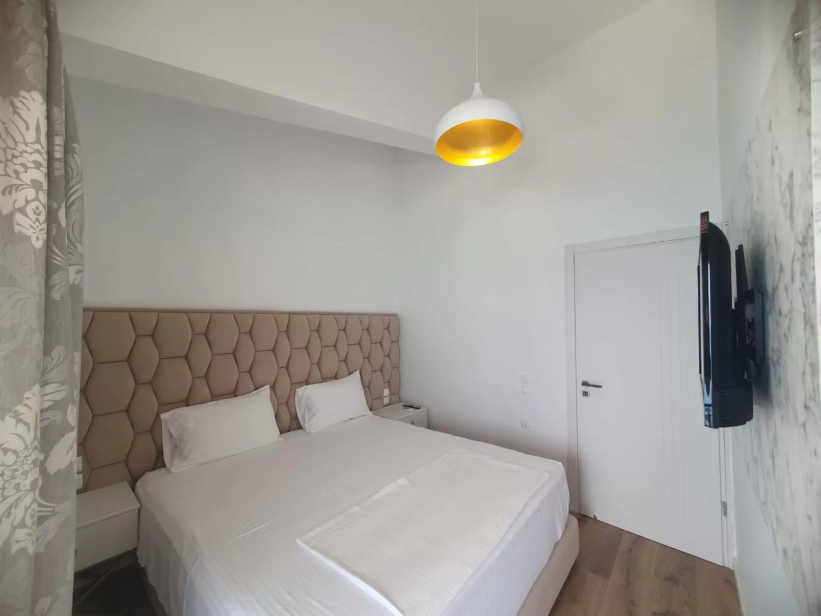 Bed in Murati Suites Sarandë