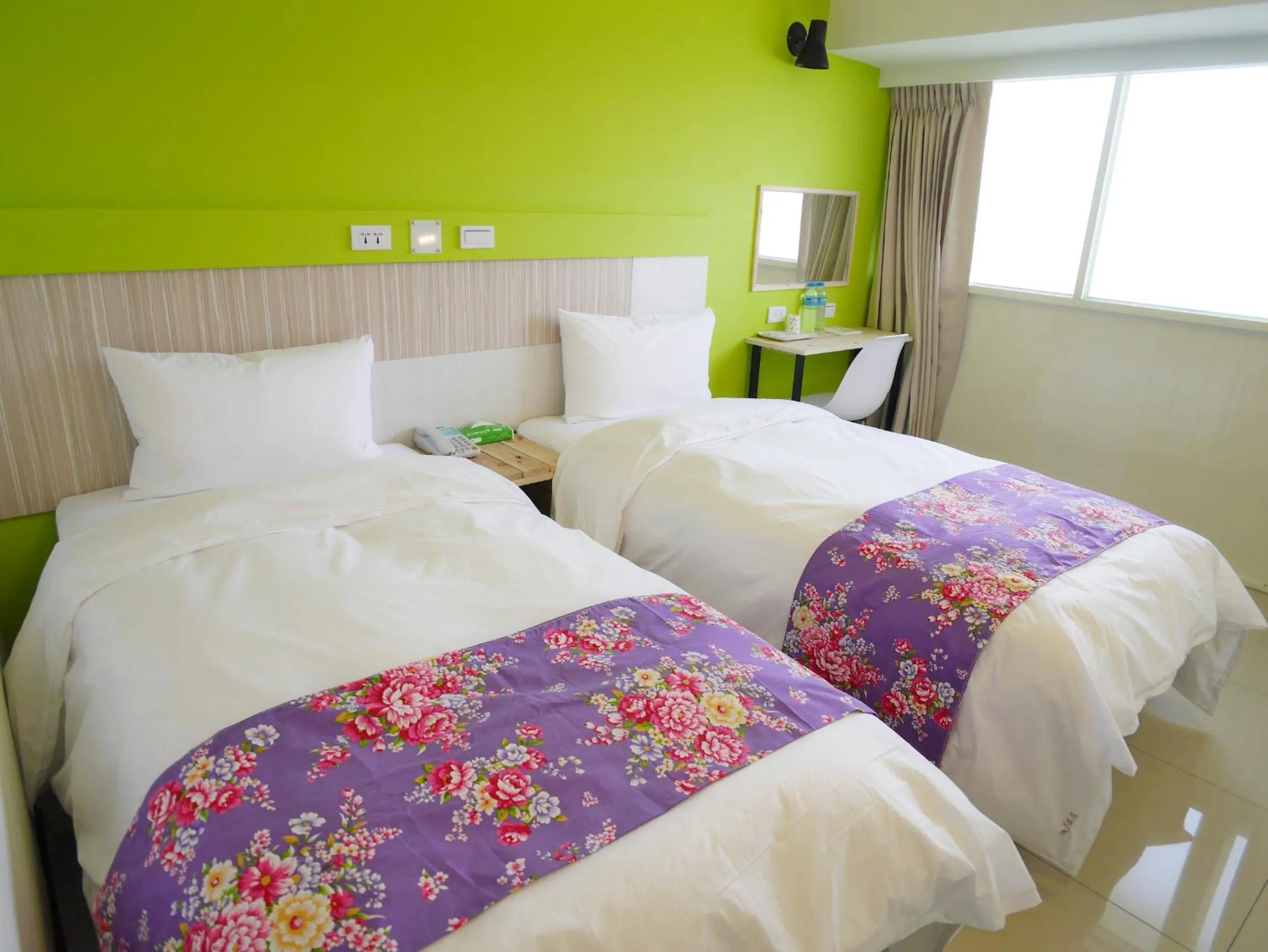 Bed in Good Night Hotel