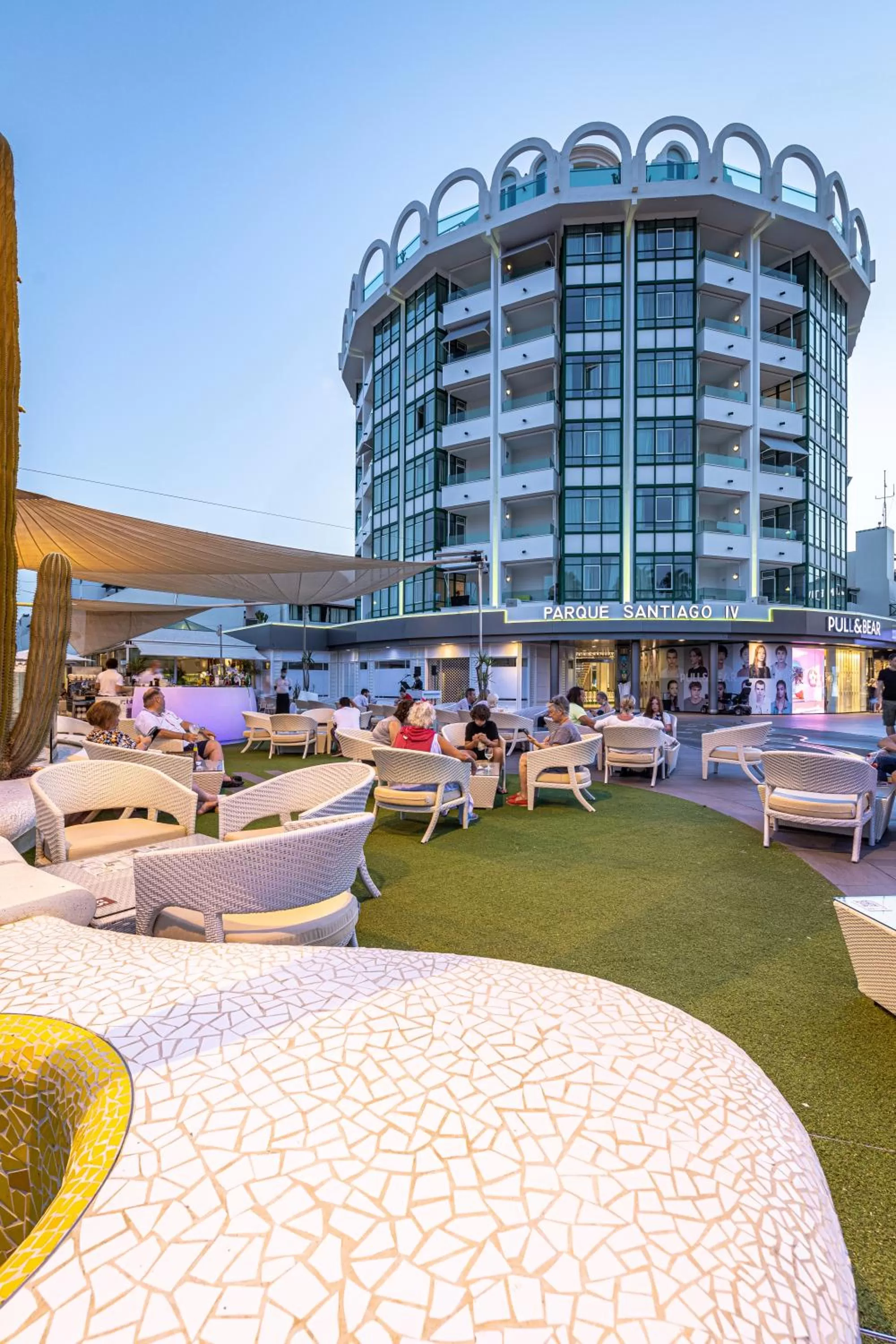 Restaurant/places to eat in Parque Santiago IV Official