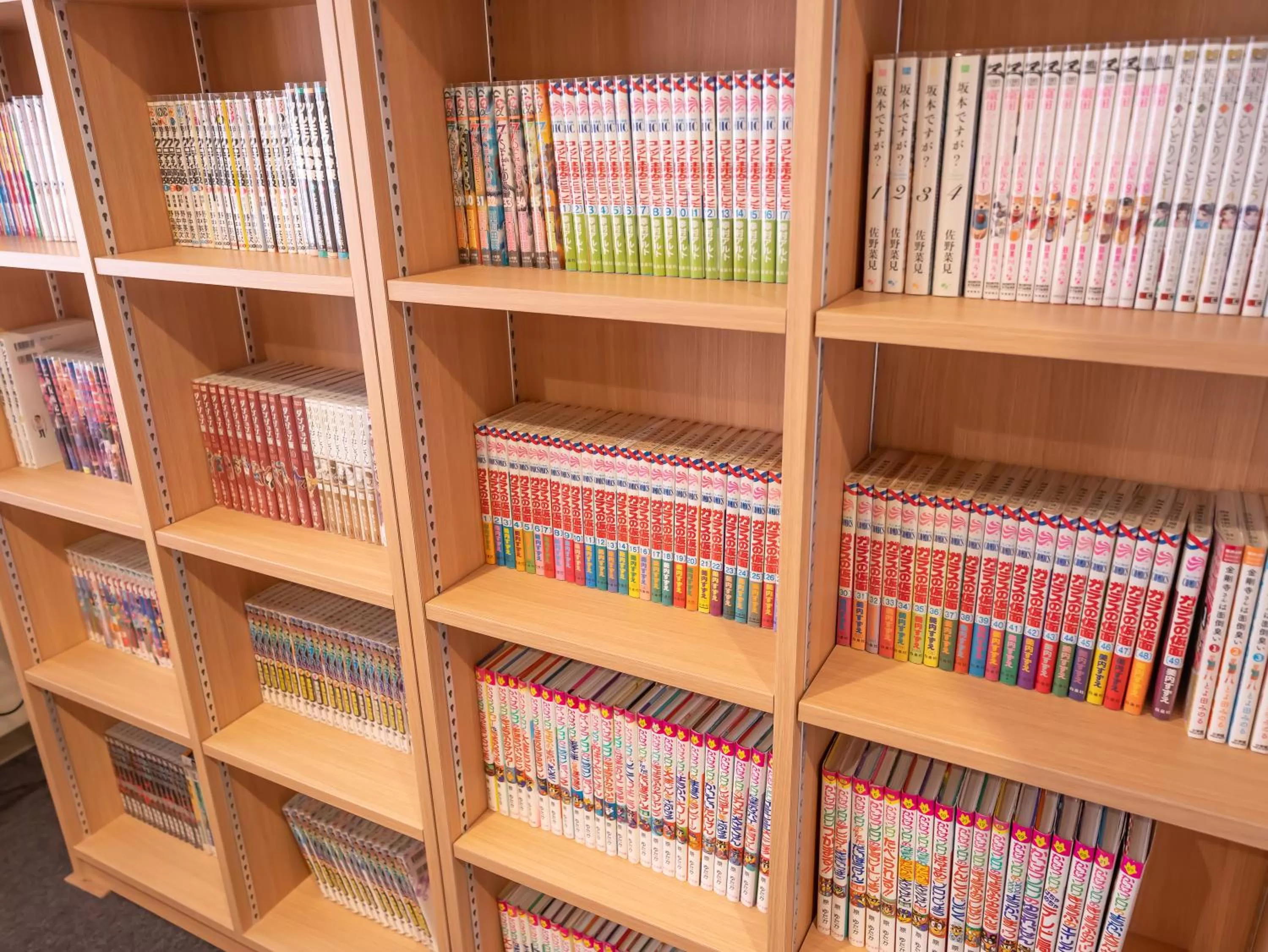 Library in Shinsaibashi ARTY Inn