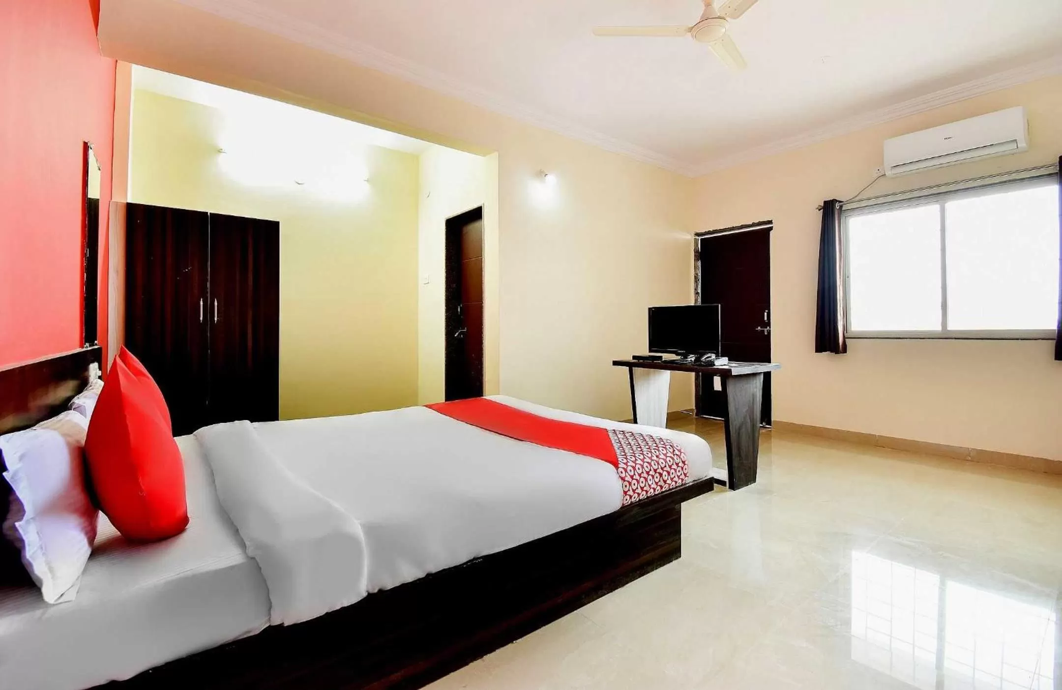 Bedroom, Bed in OYO Flagship 43302 Hotel Sargam