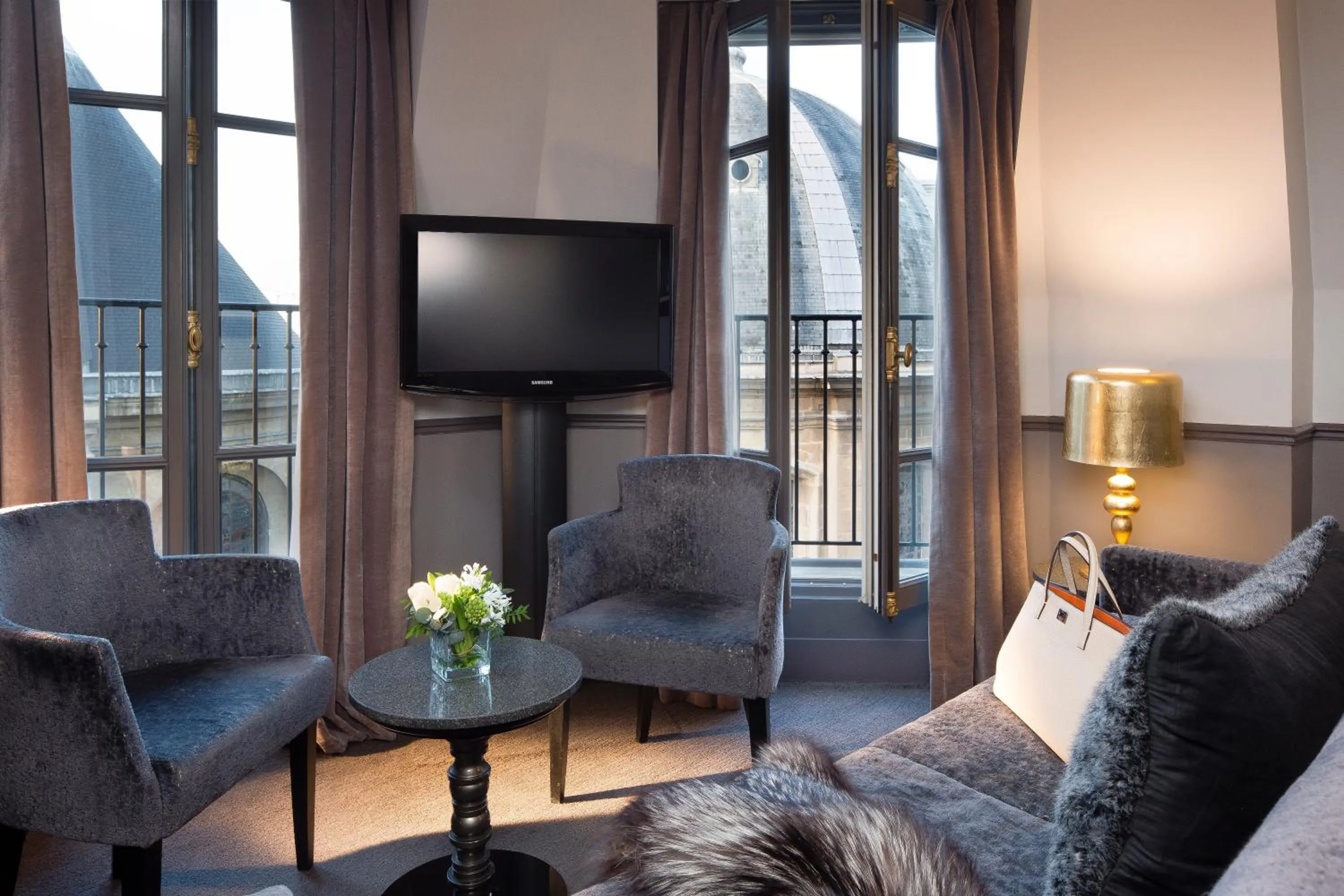 Living room in Hotel Lumen Paris Louvre