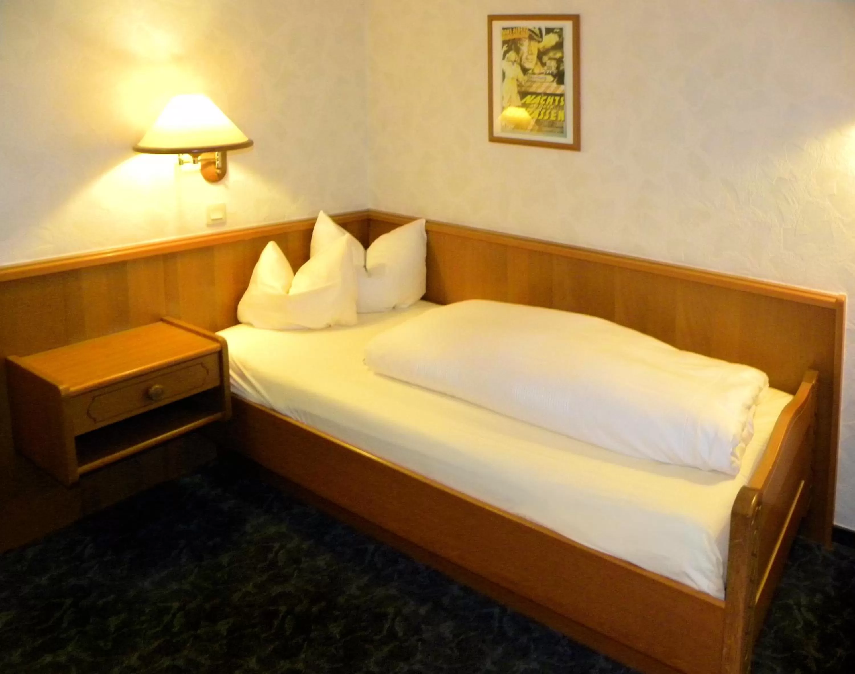 Photo of the whole room, Bed in Frommanns Landhotel